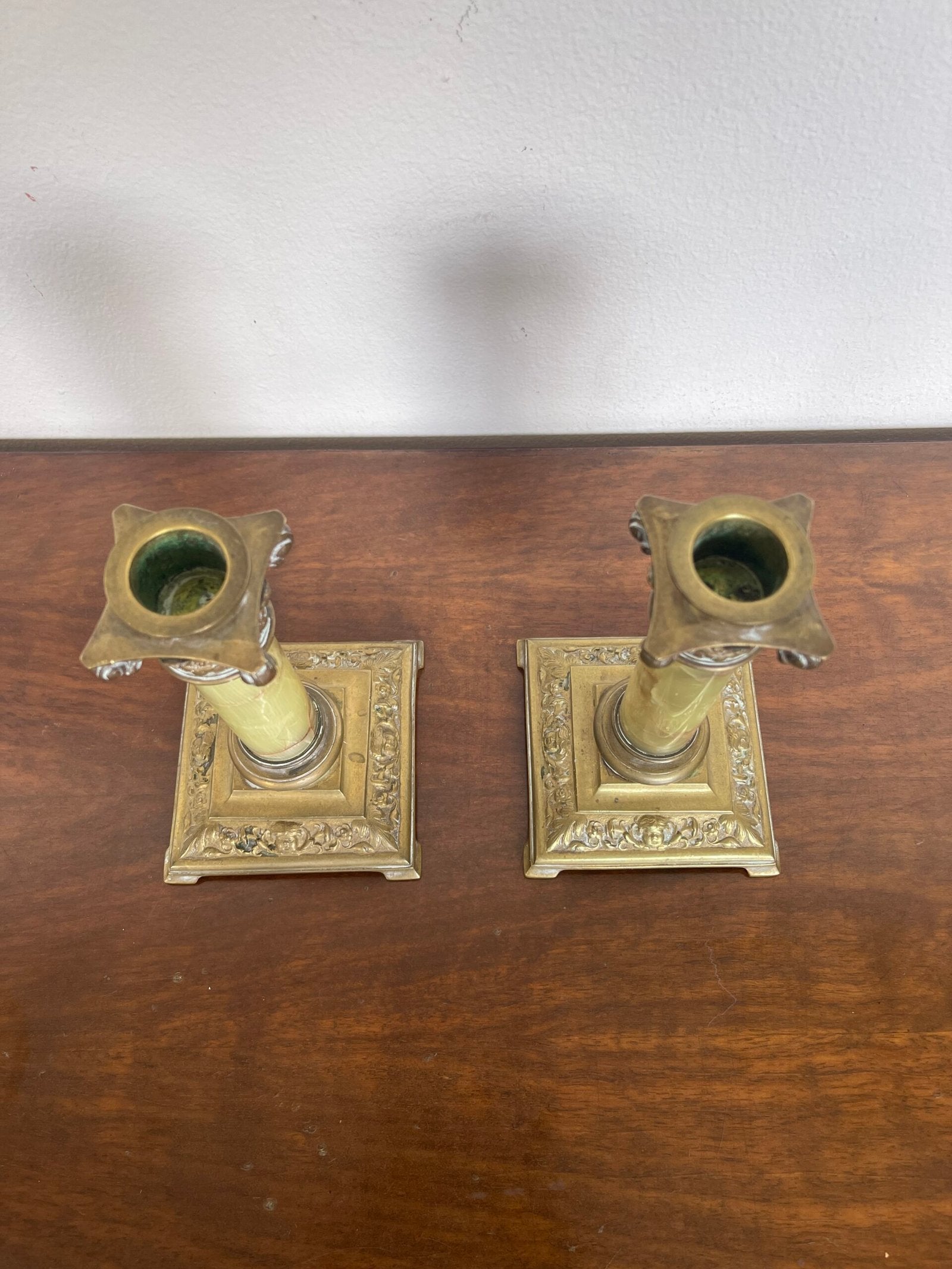 Elegante coppia di candelabri in stile neoclassico, con una base solida in bronzo dorato e colonne in marmo