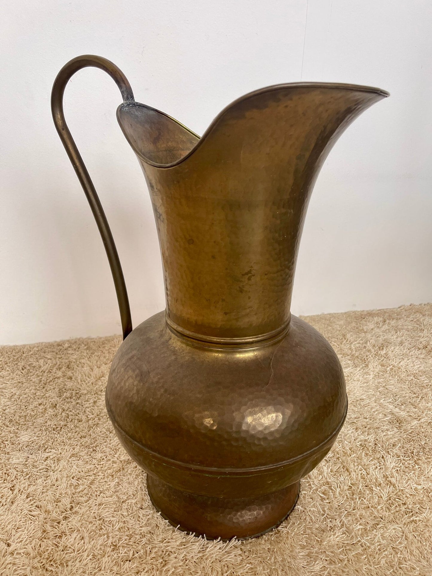 Brocca Antica in Rame Martellato con Manico Curvo – Stile Rustico/Coloniale
