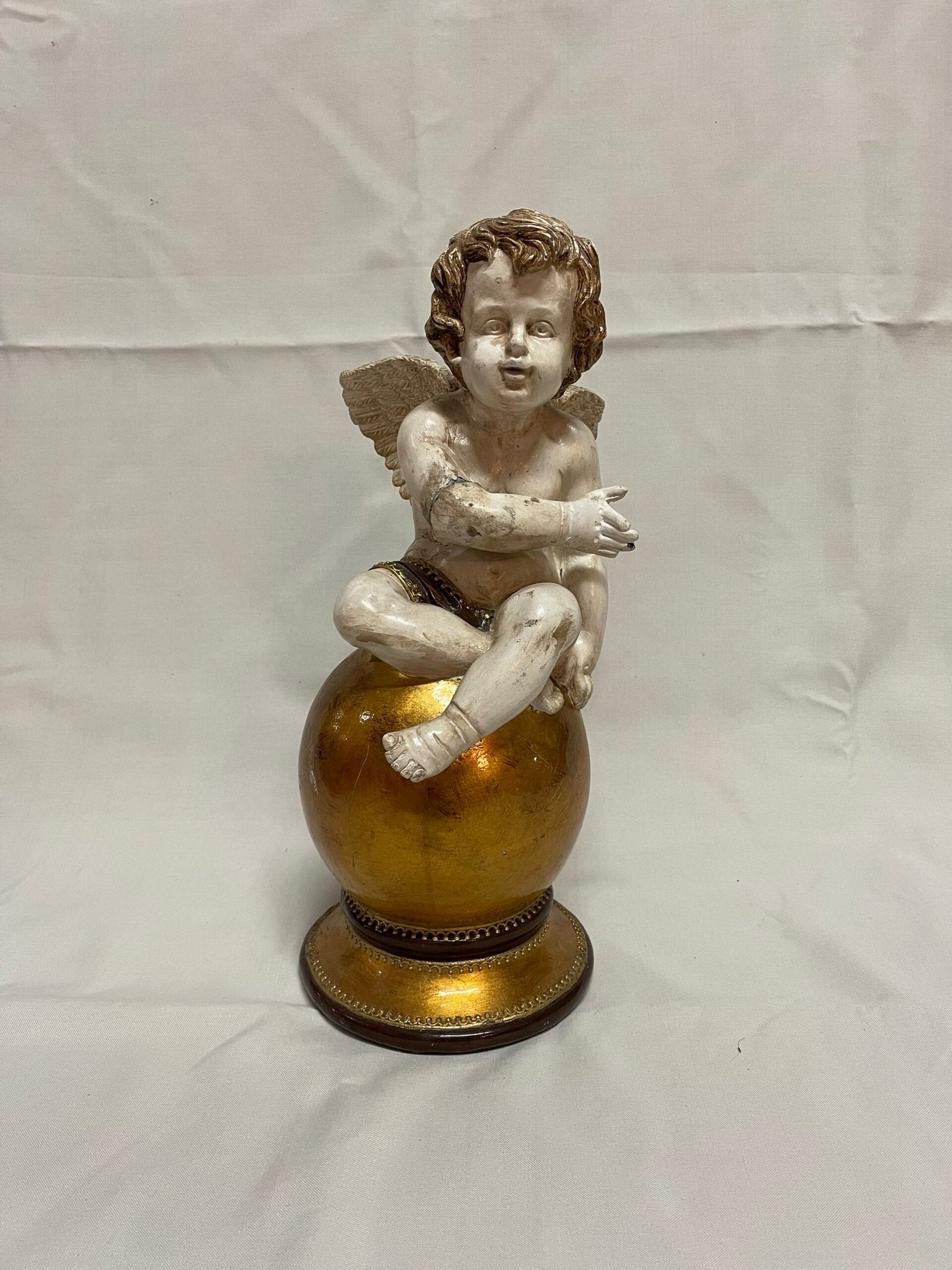 Incantevole Statuetta "Putto su Sfera Dorata" in Stile Barocco