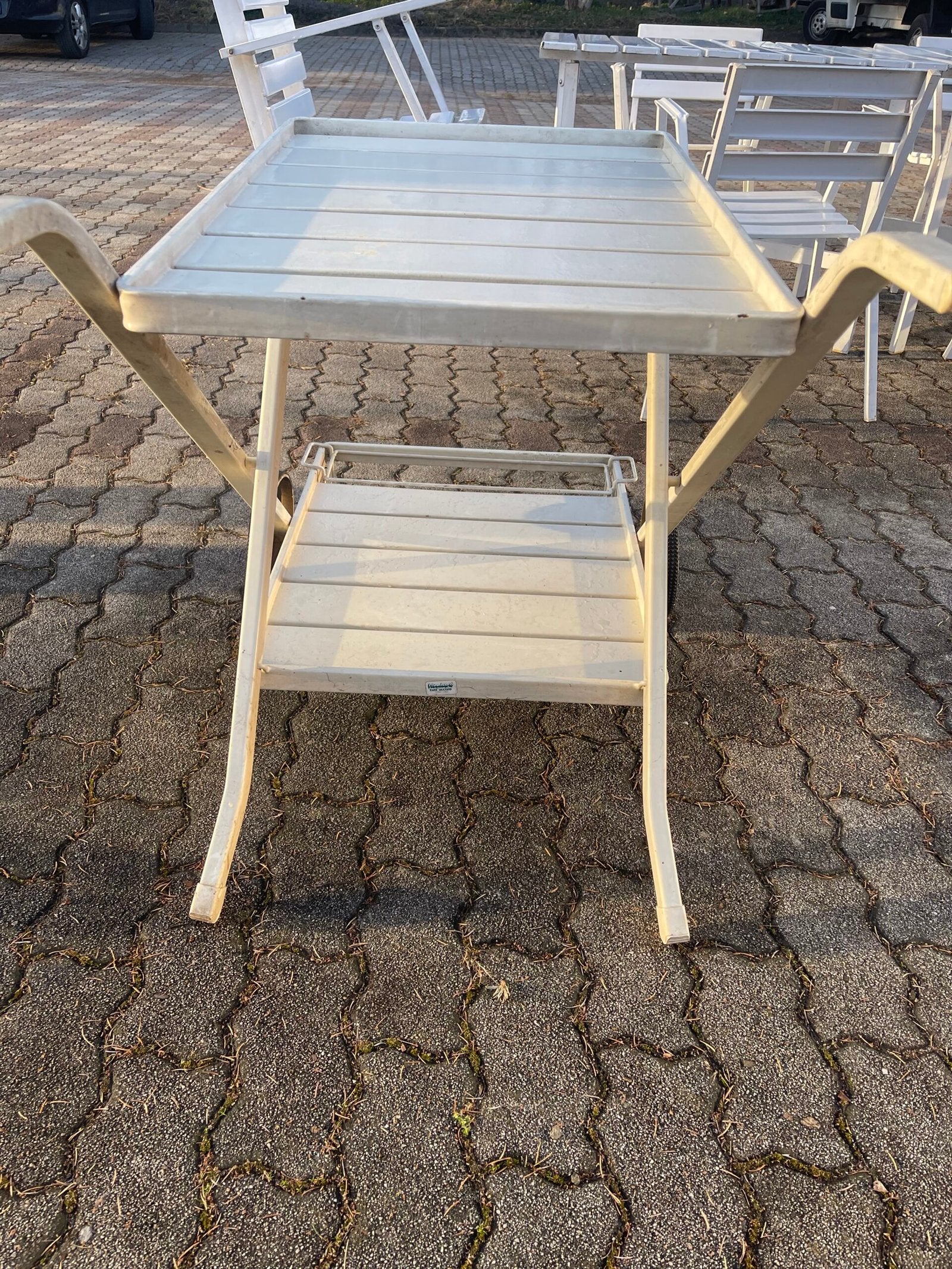 Set da esterno in metallo bianco – Tavolo, sedie, sdraio e carrello portavivande