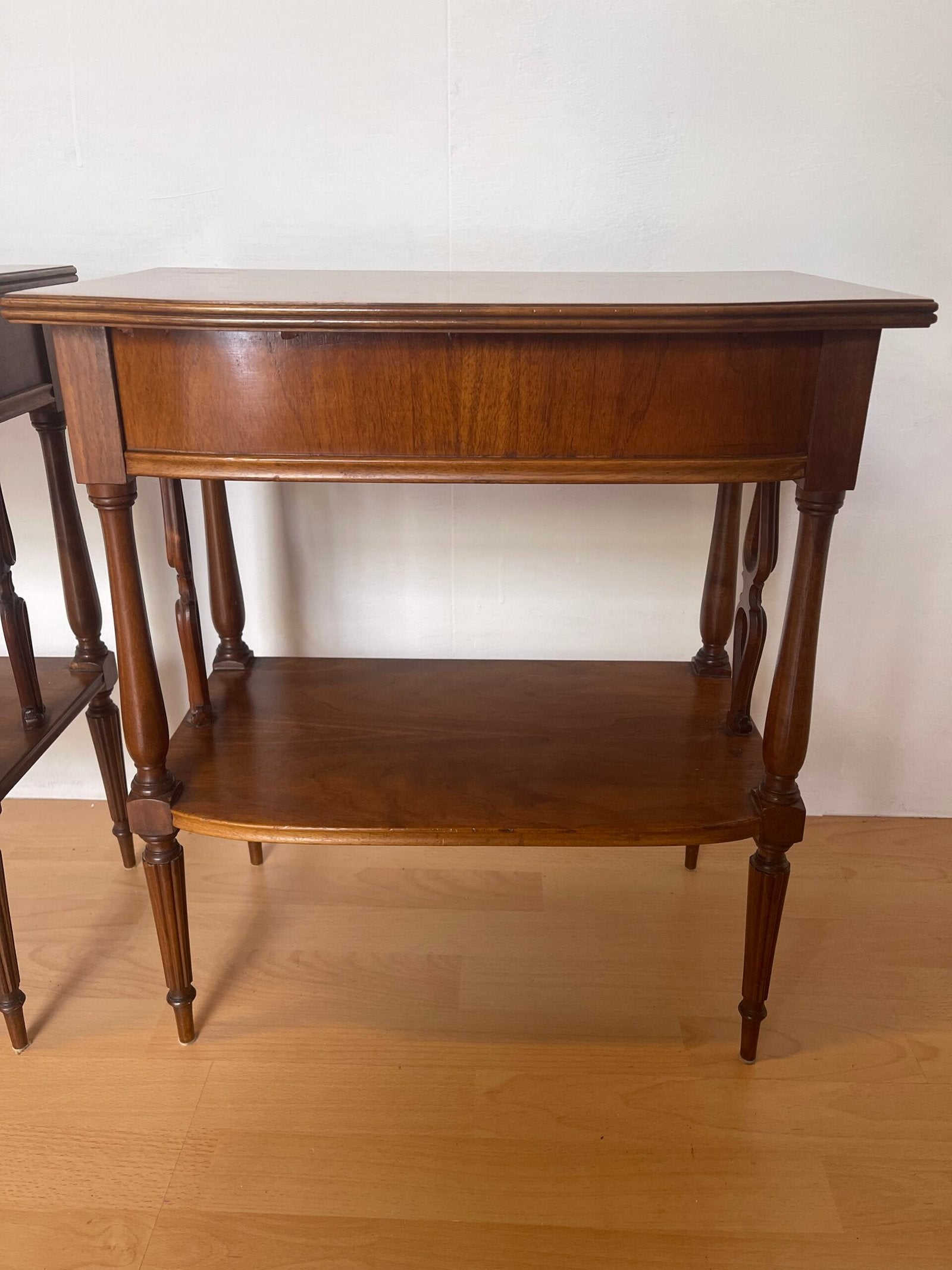 Coppia di tavolini da salotto o comodini.