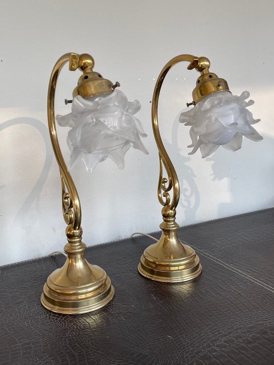 Coppia di lampade da tavolo vintage in Ottone con Paralume in Vetro Satinato a fiore