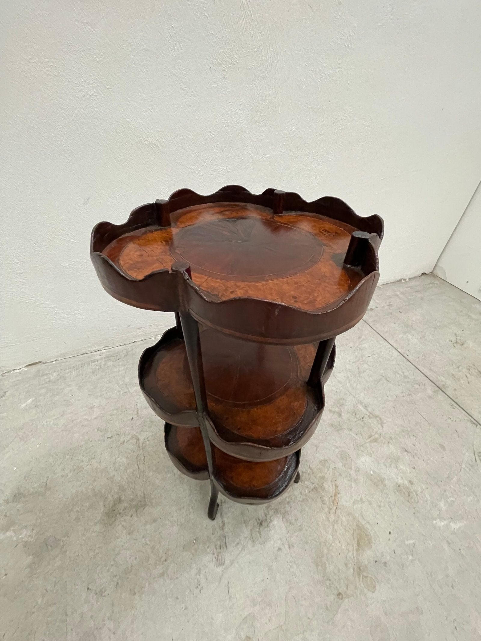 Tavolino Étagère Antico a Tre Ripiani in Legno Intagliato