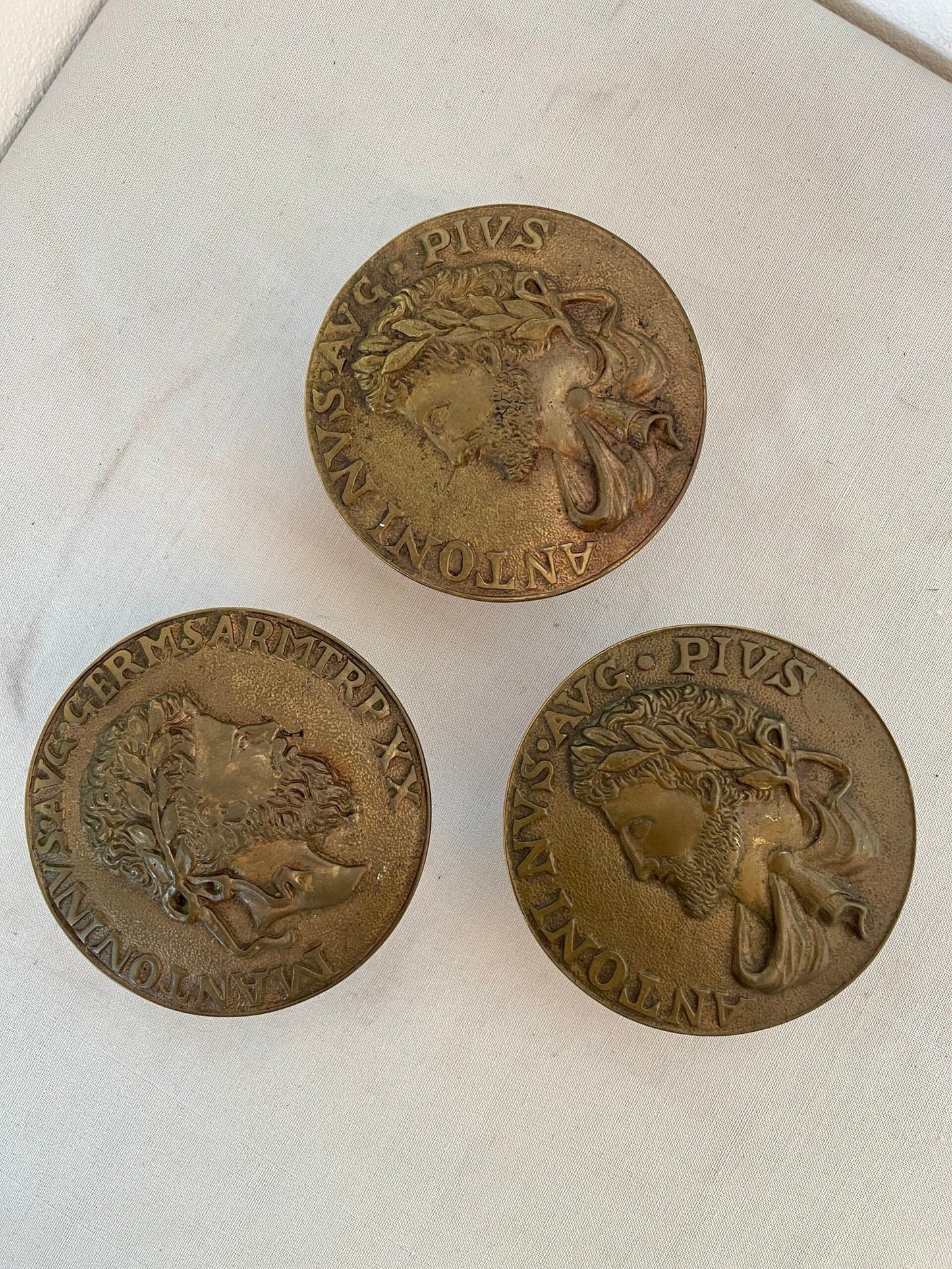 Set di 3 appendi Antichi in Ottone - Effigie di Antonino Pio