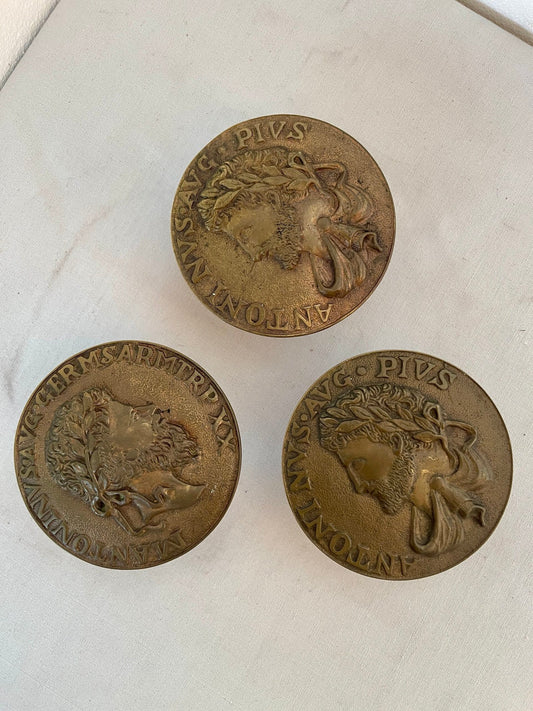Set di 3 appendi Antichi in Ottone - Effigie di Antonino Pio