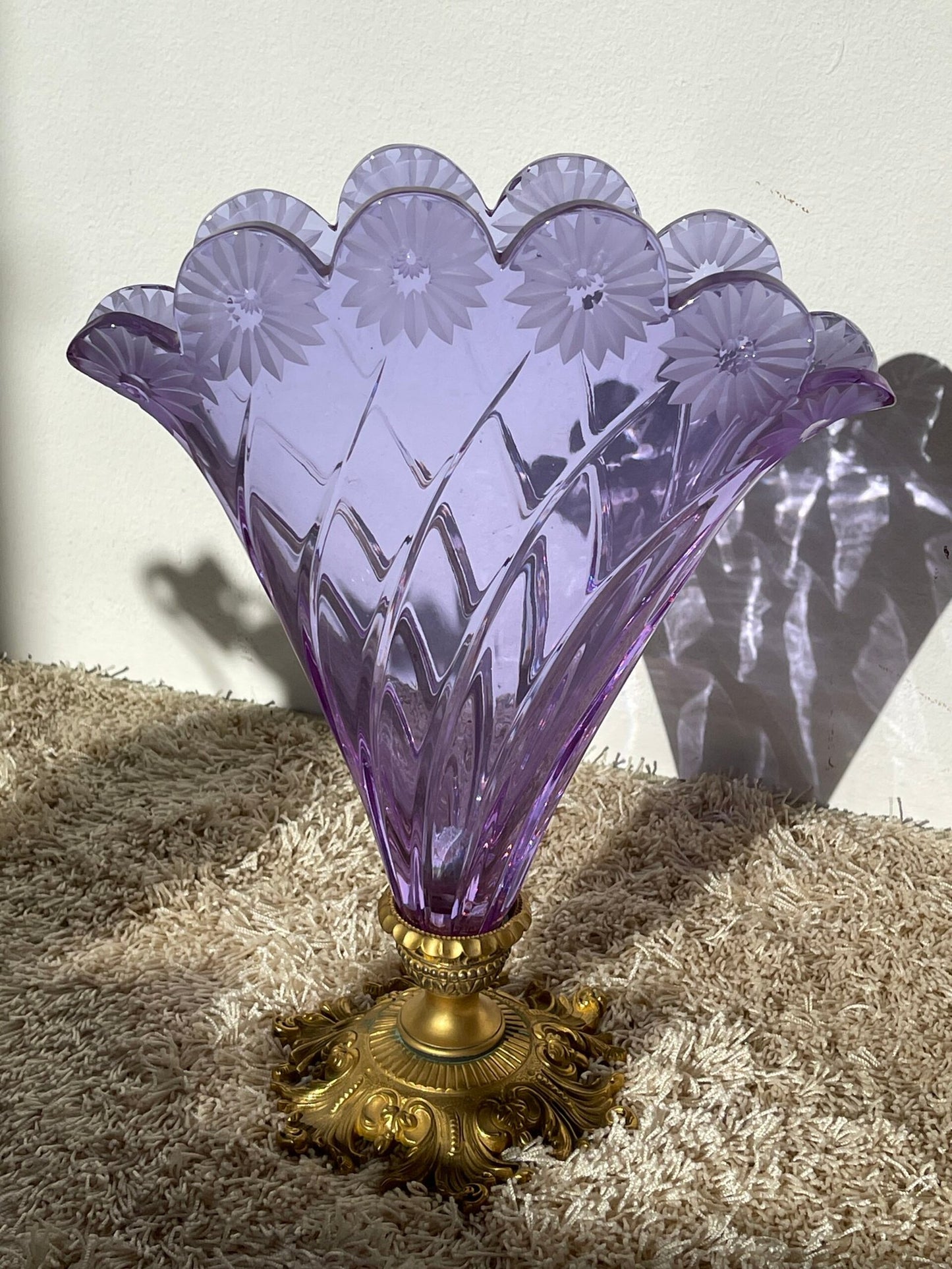 Centrotavola a Cornucopia in Vetro Ametista con Base in Bronzo Dorato – Stile Vittoriano