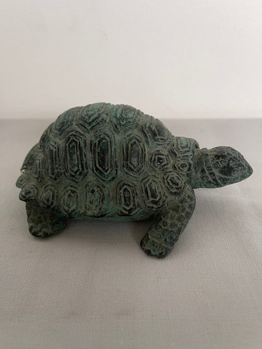 Scultura in metallo Raffigurante Tartaruga – Stile Antico, Patina Verde