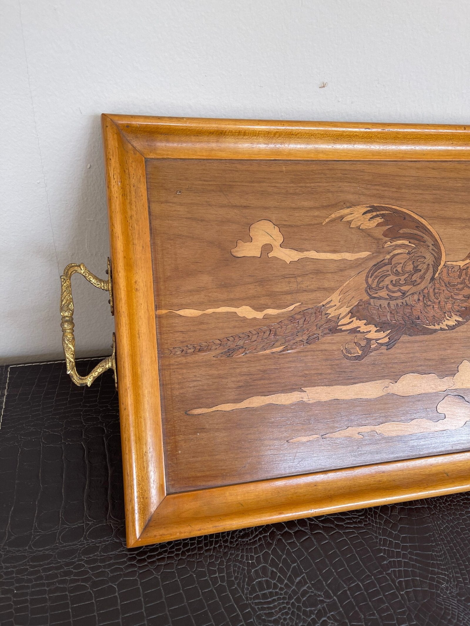 Vassoio vintage in legno intarsiato con uccello in volo