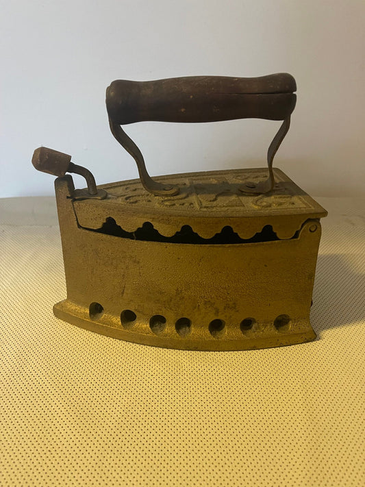 Ferro da stiro a carbone in ghisa con manico in legno – fine '800 / inizio '900