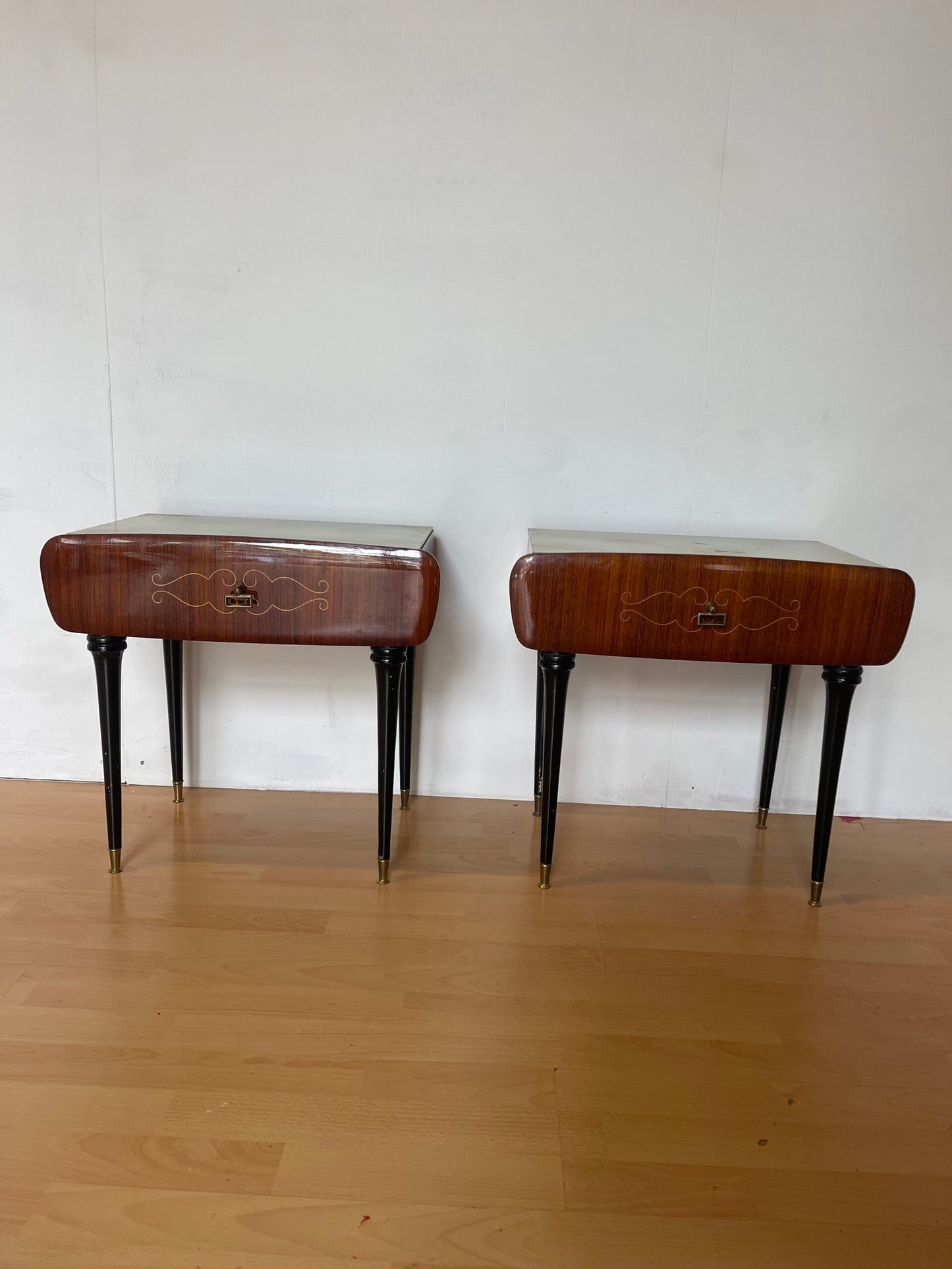 Coppia di comodini modernariato con gambe affusolato