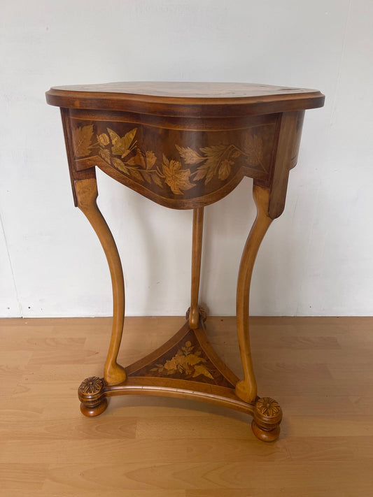 Tavolino a vela intarsiato in stile Liberty