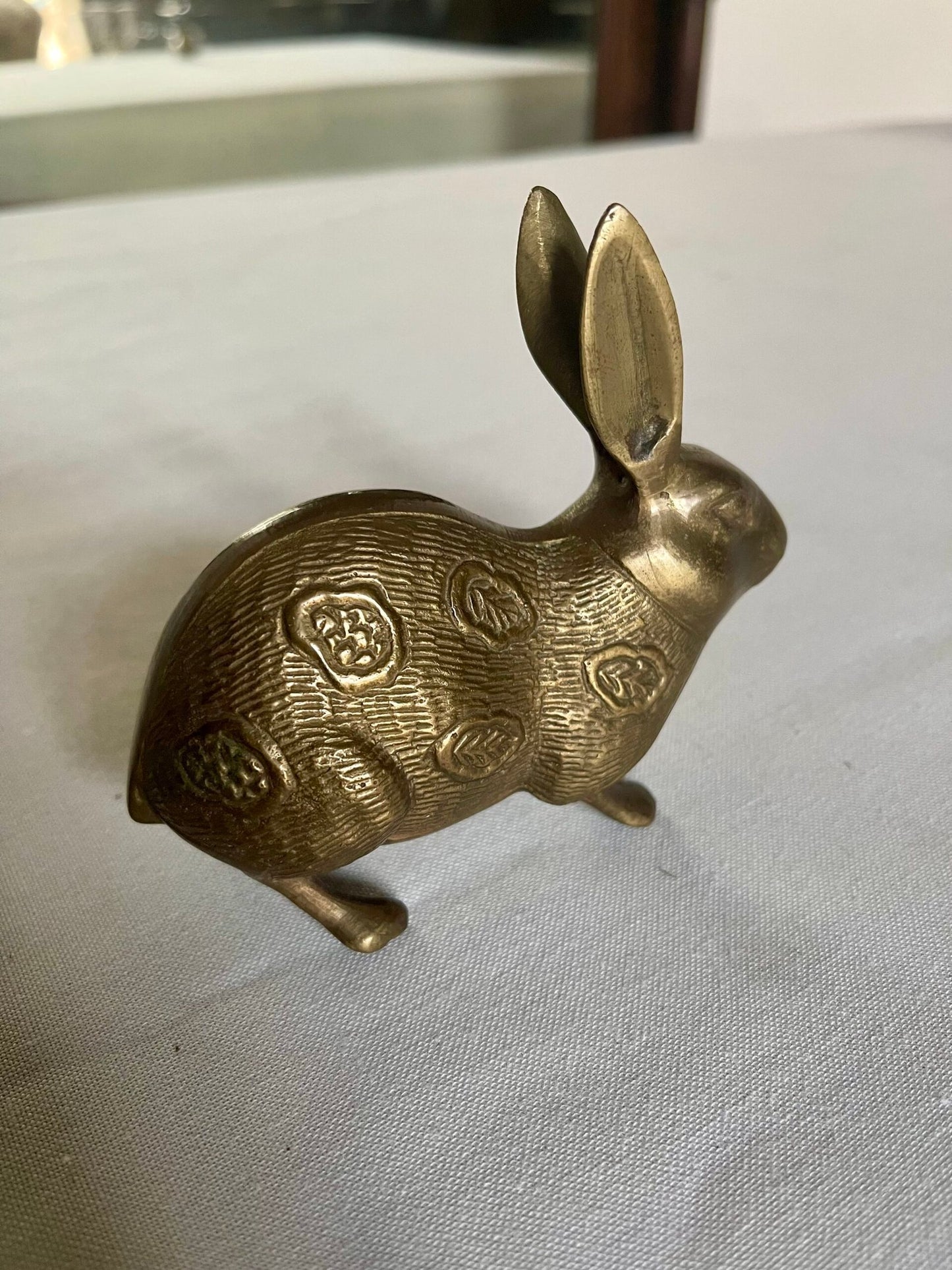 Statuetta di Coniglio/Lepre in Bronzo con Decorazioni Orientali