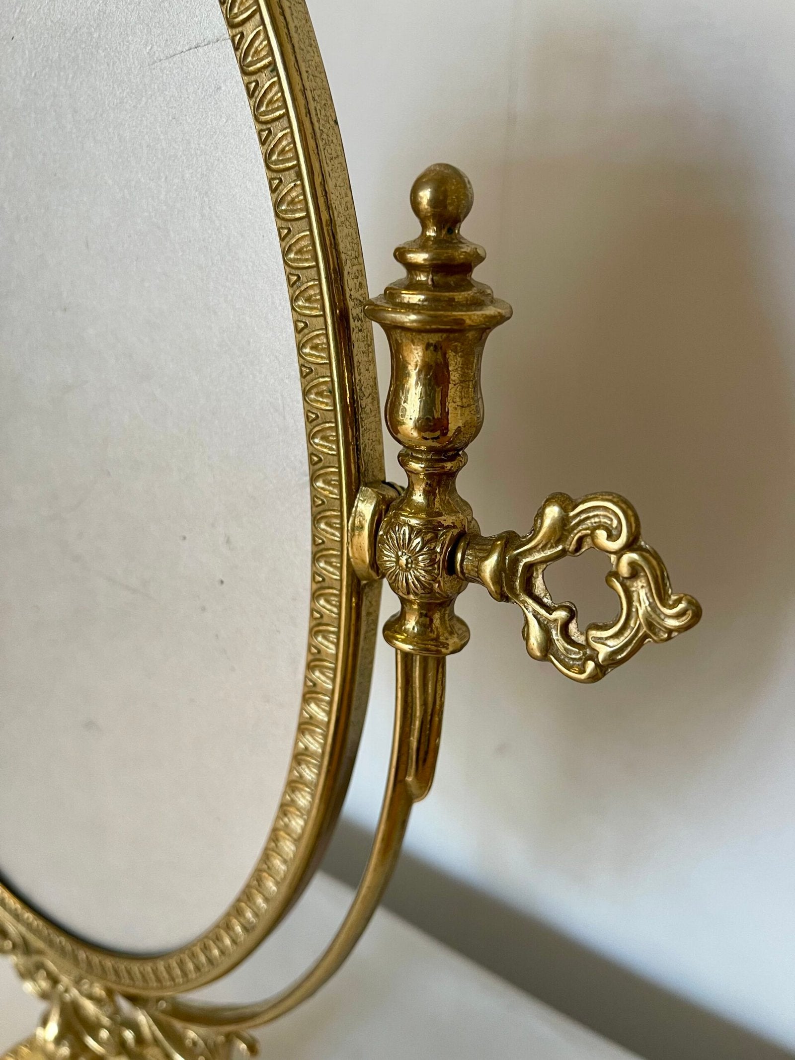 Specchio da toeletta in ottone dorato