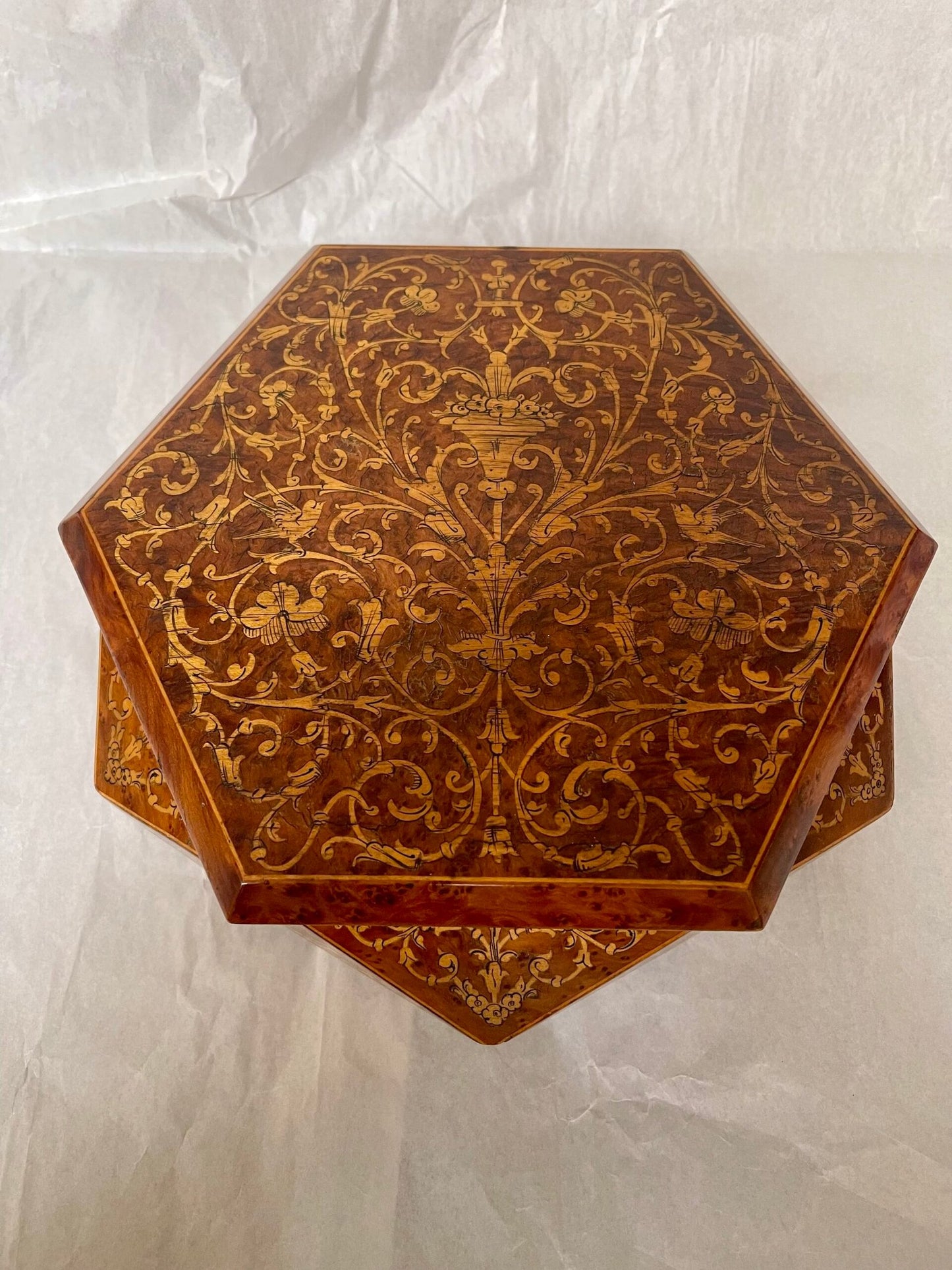 Cofanetto Esagonale in Legno Intarsiato con Specchio – Stile Antico