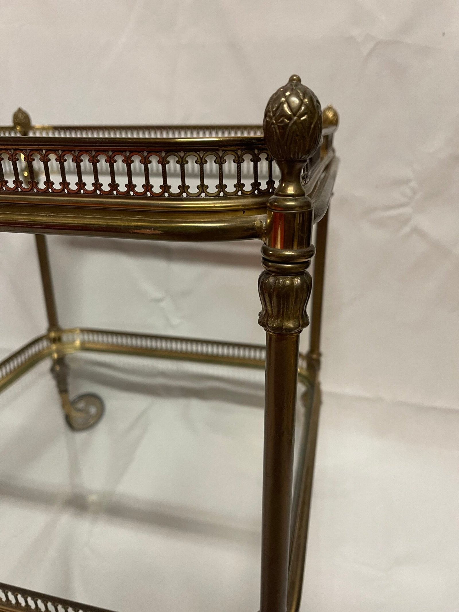 Carrello da tè in stile Impero con struttura in ottone e ripiani in vetro