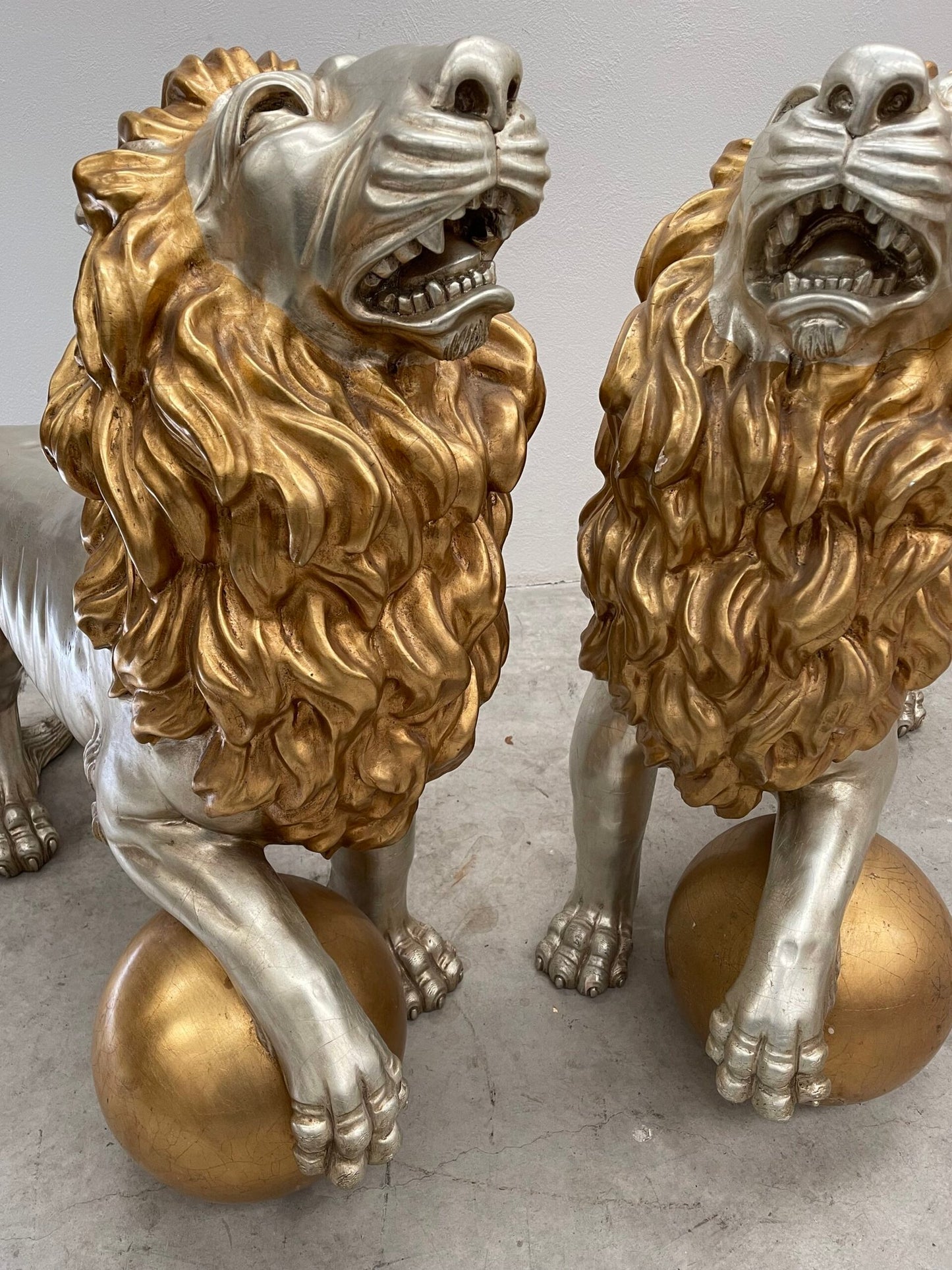 Coppia di Leoni Imperiali Dorati in posa regale