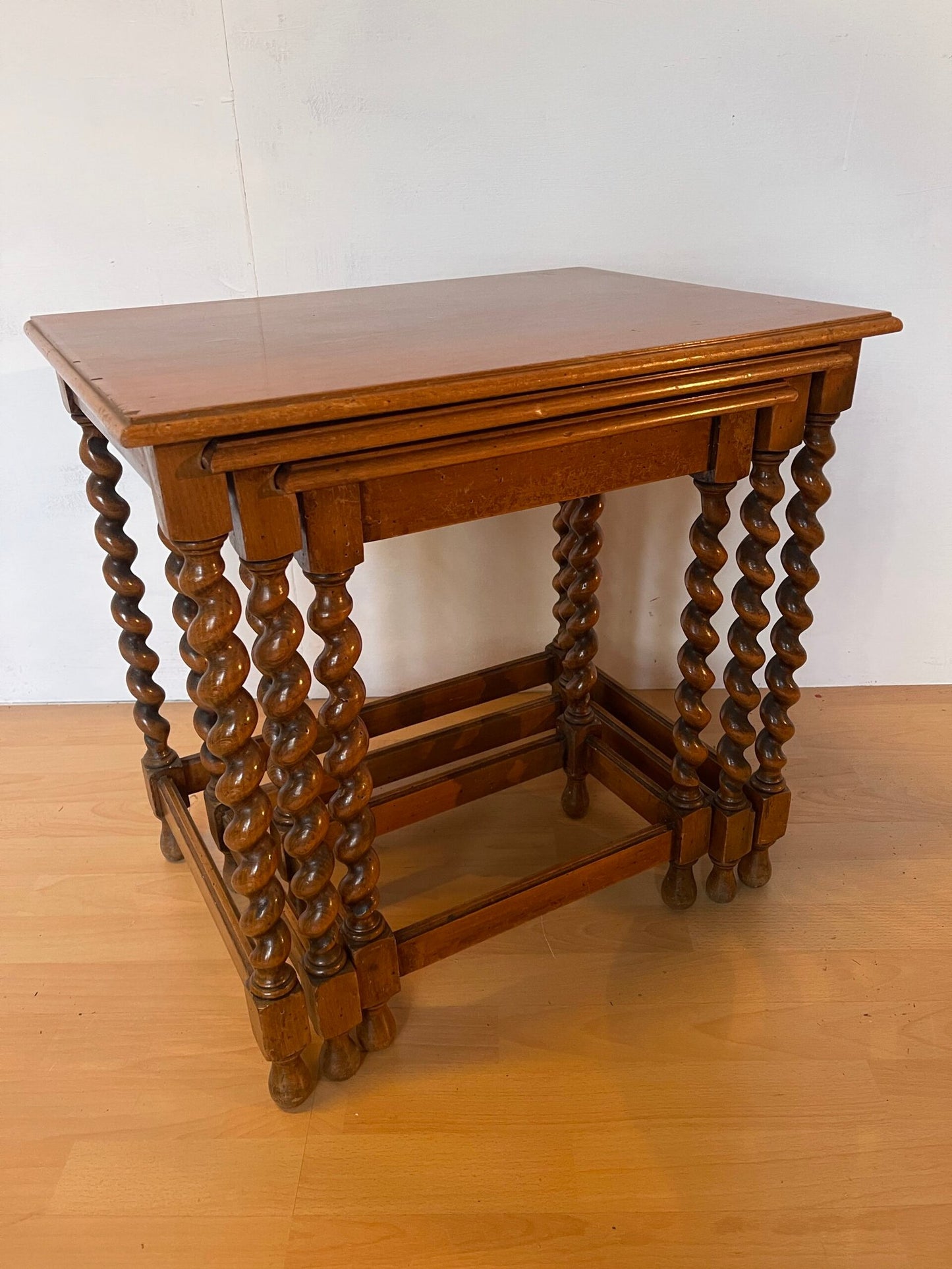 Set di Tavolini a Scomparsa in Legno – Gambe Tornite a Spirale