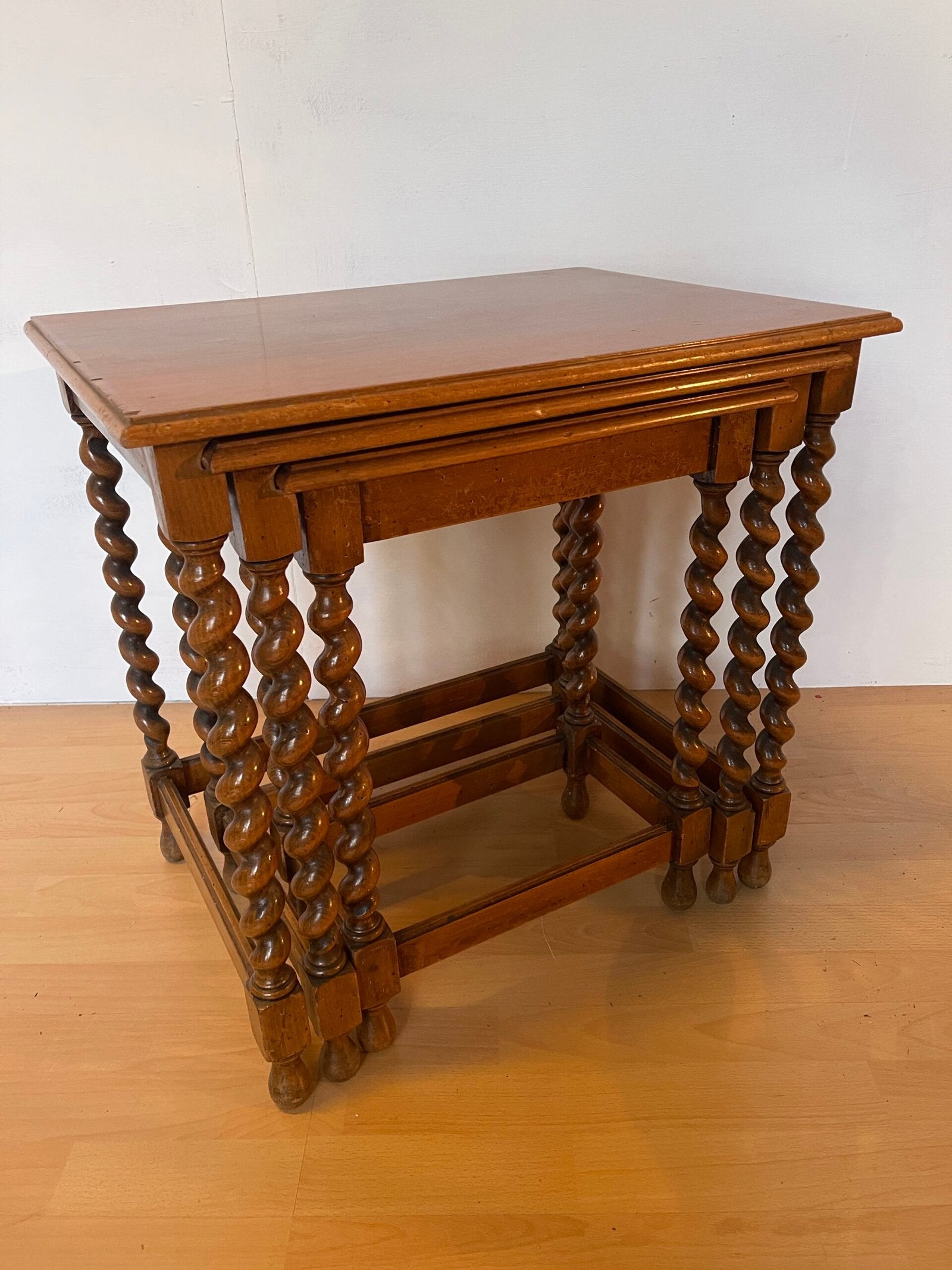 Set di Tavolini a Scomparsa in Legno – Gambe Tornite a Spirale