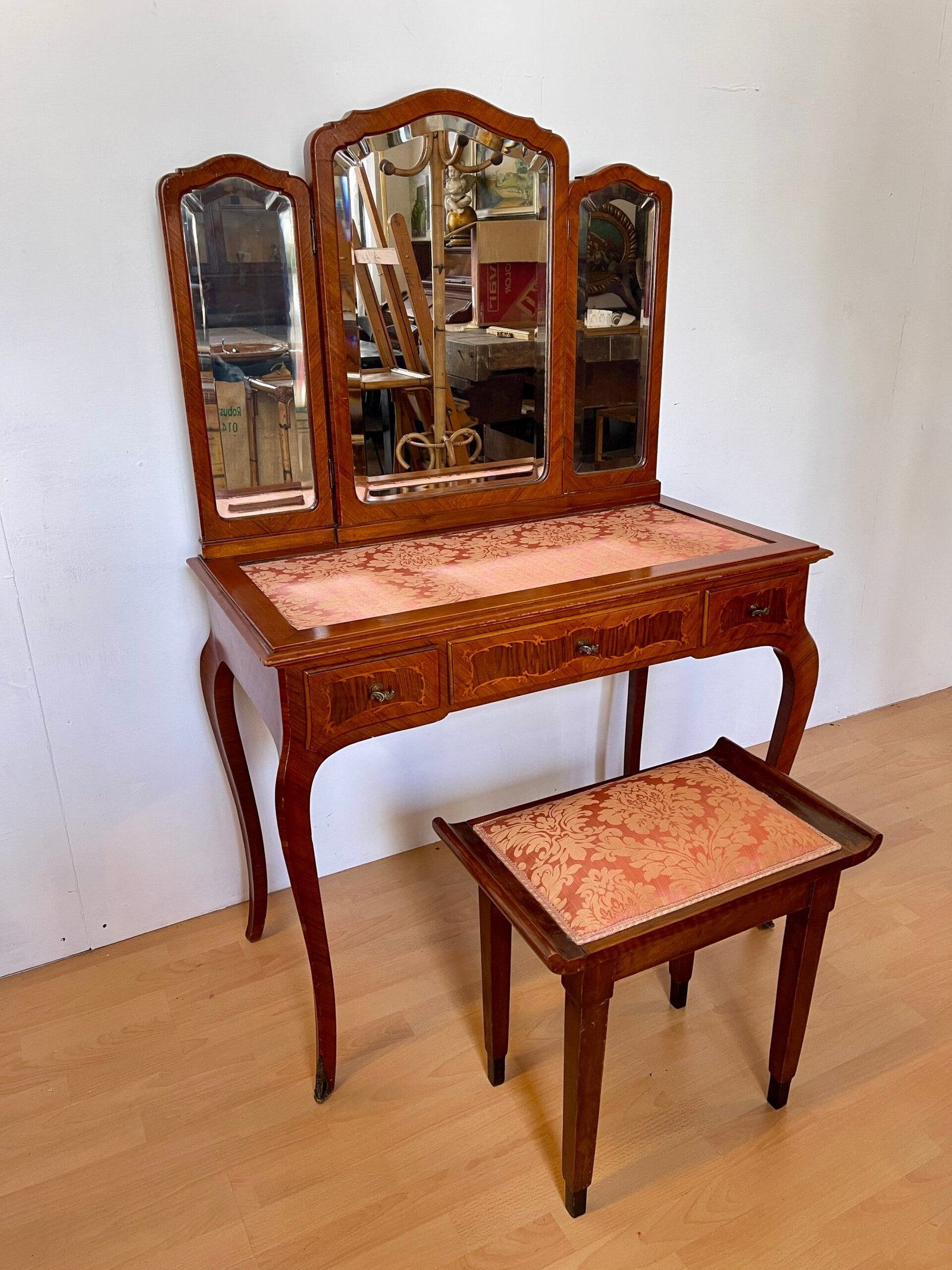 Toeletta vintage con tre specchi e sgabello imbottito