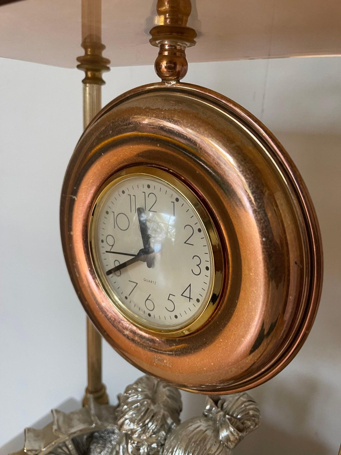 Orologio da tavolo con scena romantica in metallo