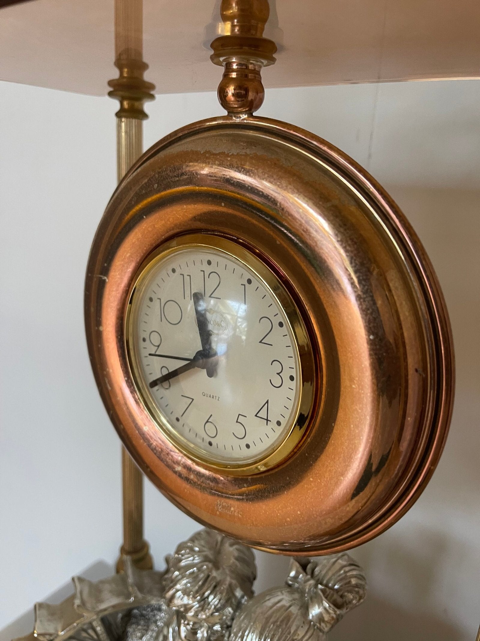 Orologio da tavolo con scena romantica in metallo