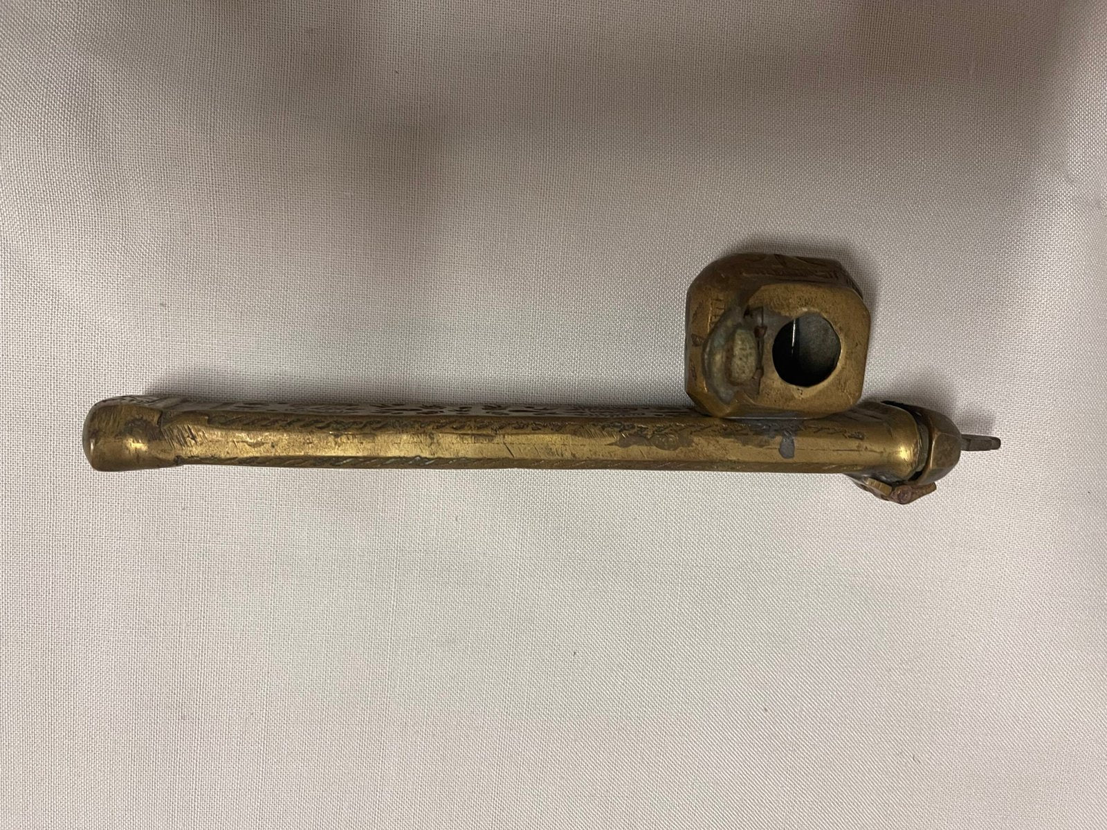 Prestigioso Calamaio/Contenitore Portatile in Ottone Intarsiato