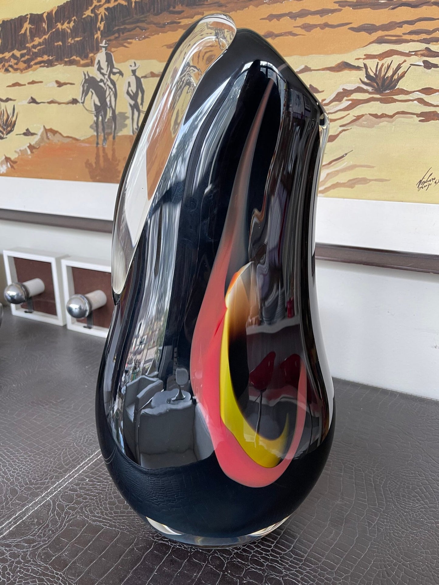 Vaso in vetro di Murano soffiato, stile moderno.