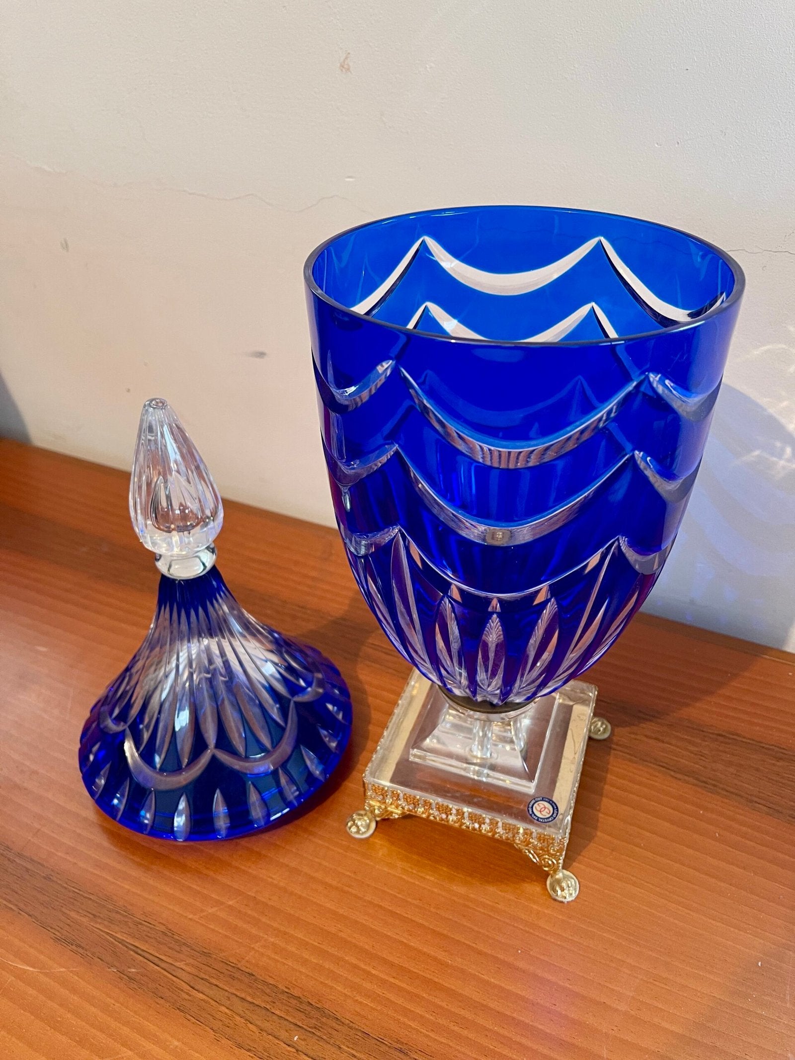 Vaso in Cristallo Blu con Motivo a Onde e Base Dorata