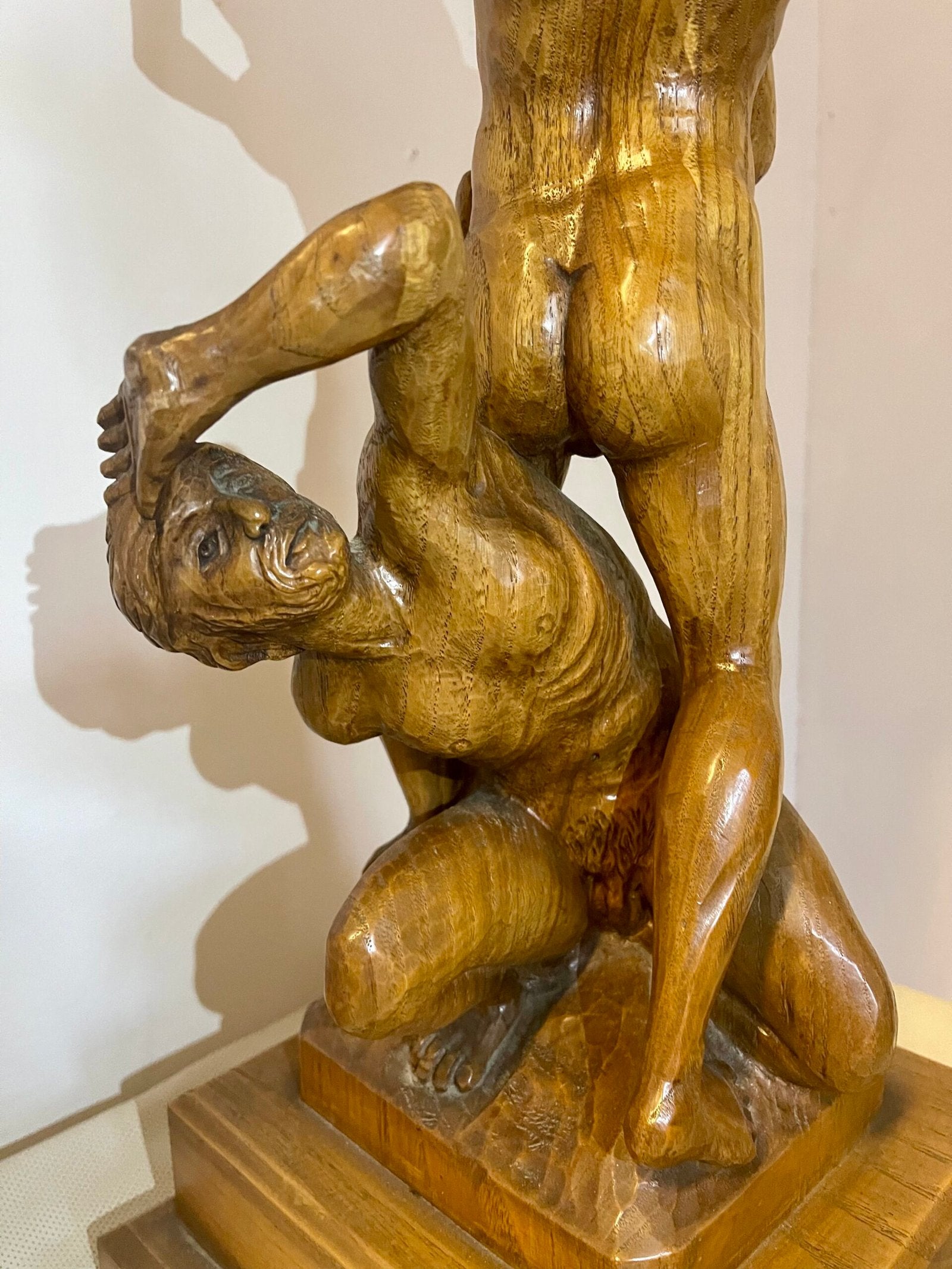 "Luce Neoclassica" - Coppia di lampade da tavolo con figure dorate