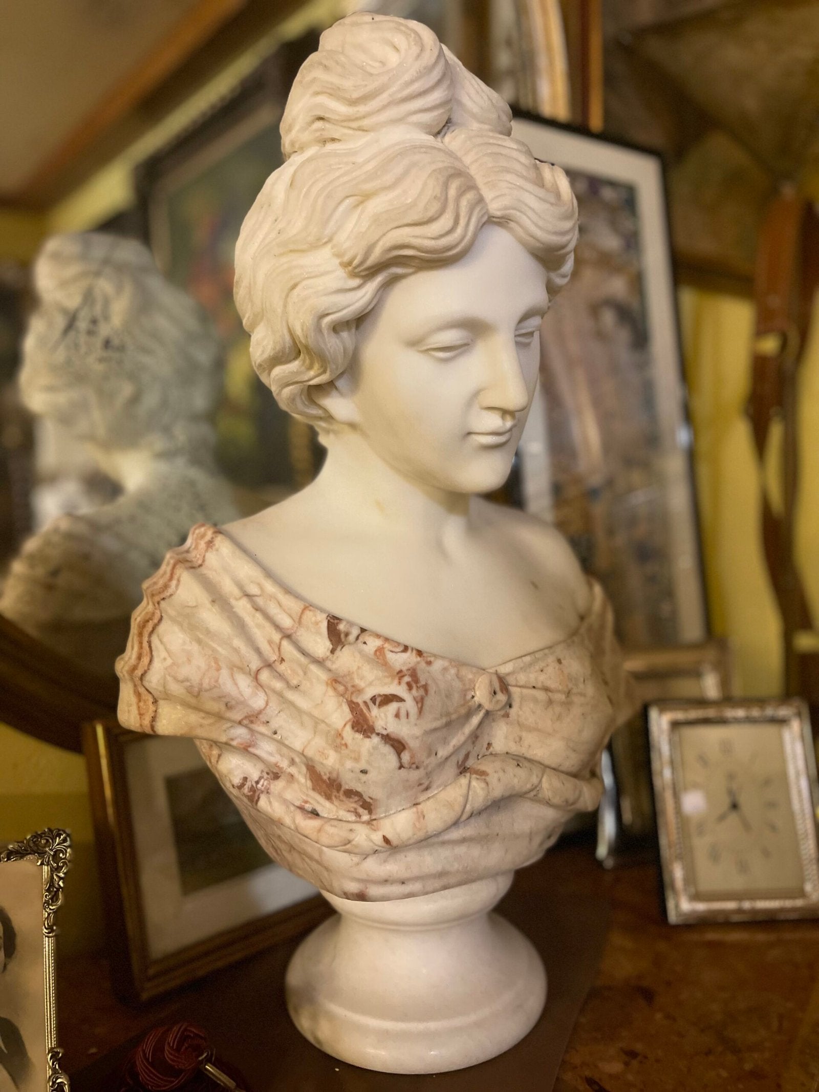 Busto Femminile in Marmo