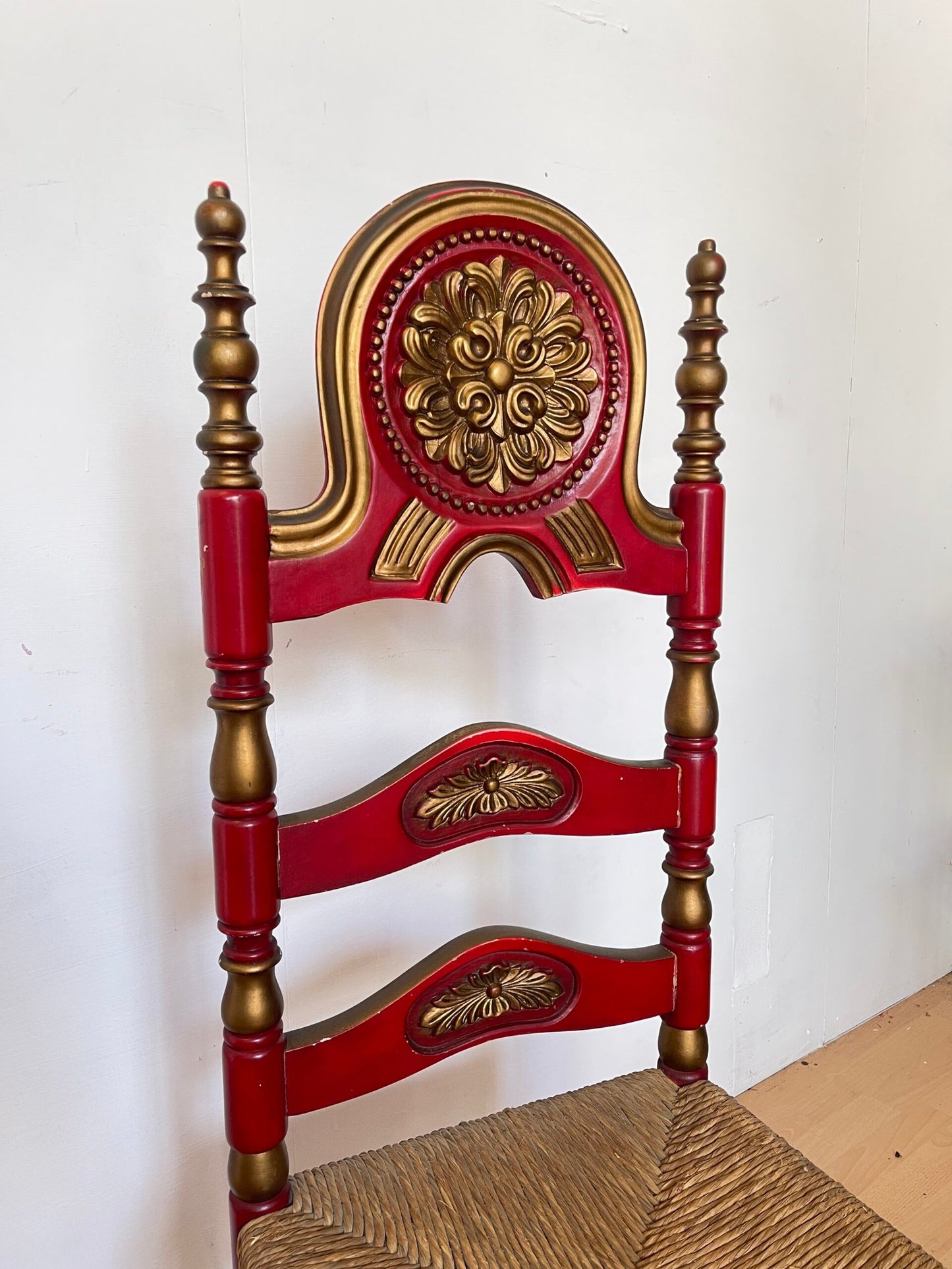 Coppia di Sedie Neoclassiche in Legno Rosso con Dettagli Dorati e Sedile in Paglia