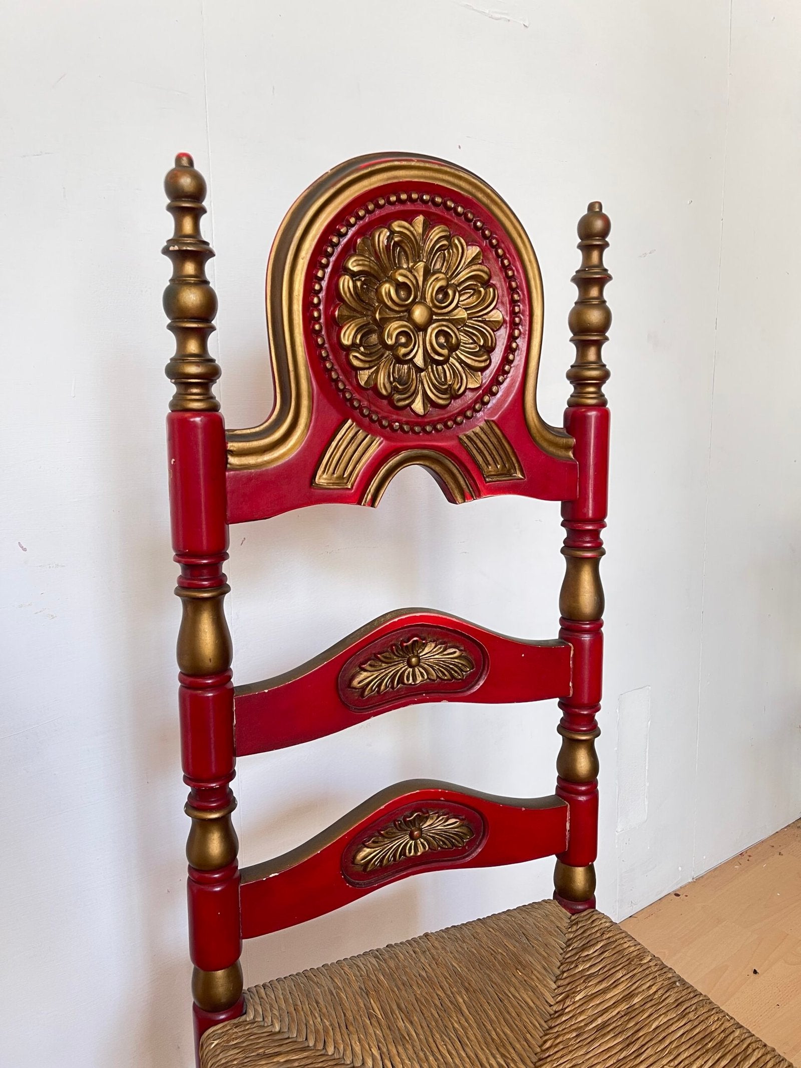 Coppia di Sedie Neoclassiche in Legno Rosso con Dettagli Dorati e Sedile in Paglia