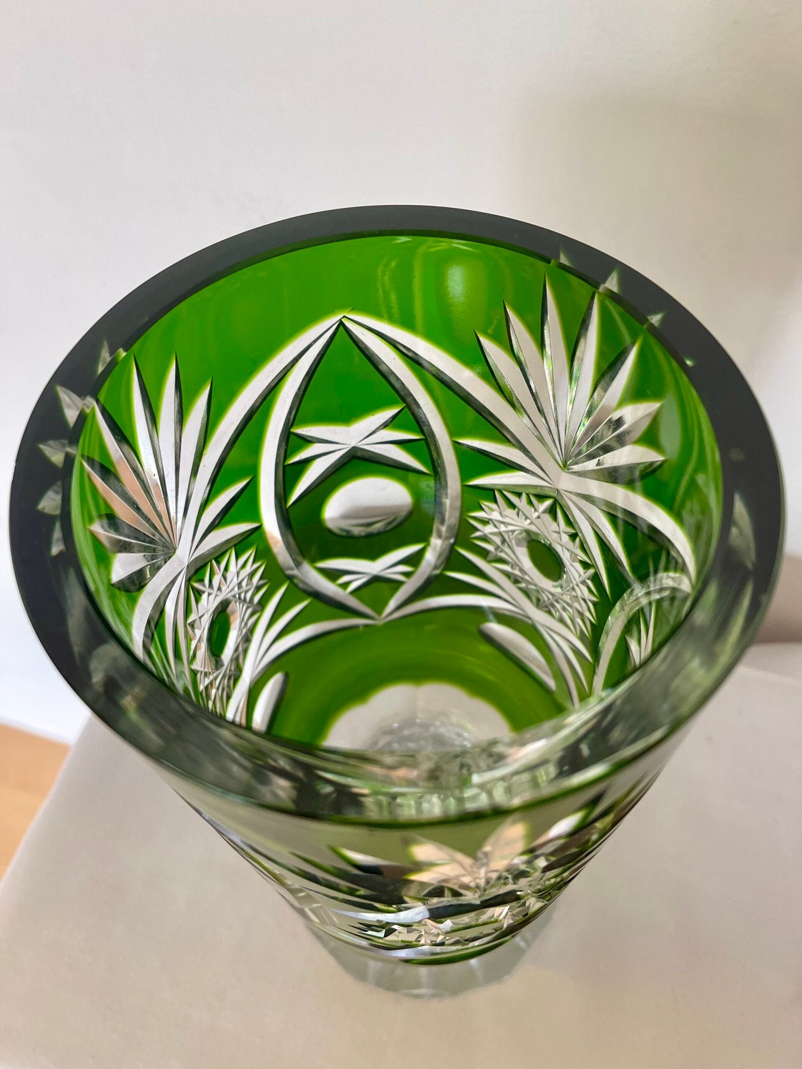 Coppa in cristallo boemo verde inciso, stile Art Deco