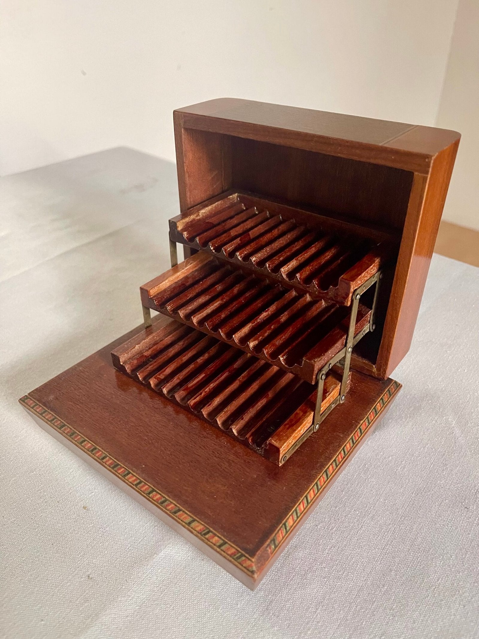 Scatola Portagioie/Musicale in Legno con Intarsi Classici