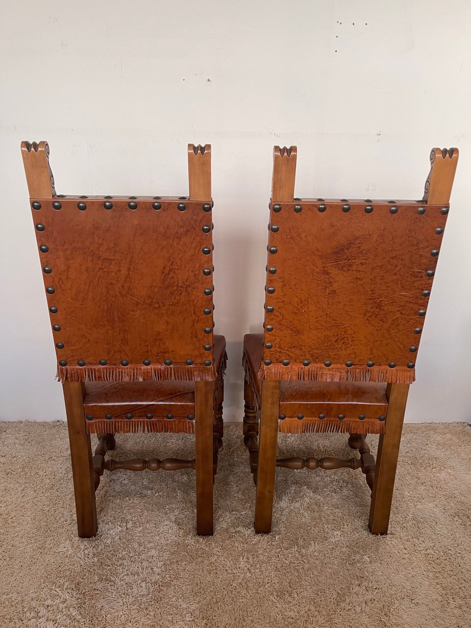 Coppia di sedie in stile rinascimentale spagnolo con cuoio lavorato