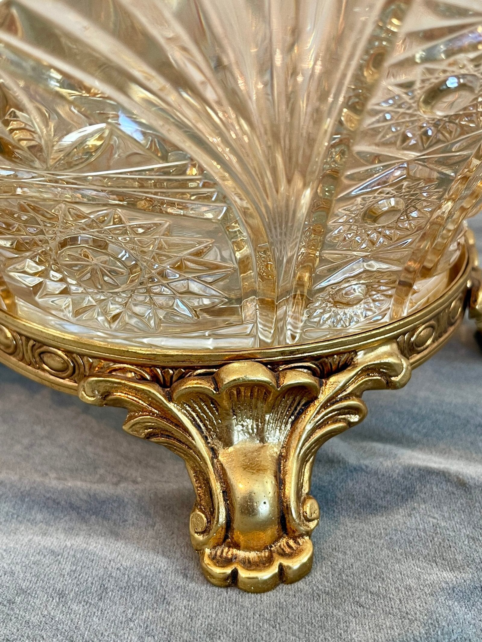 Elegante Ciotola in Cristallo con Base Dorata – Stile Classico