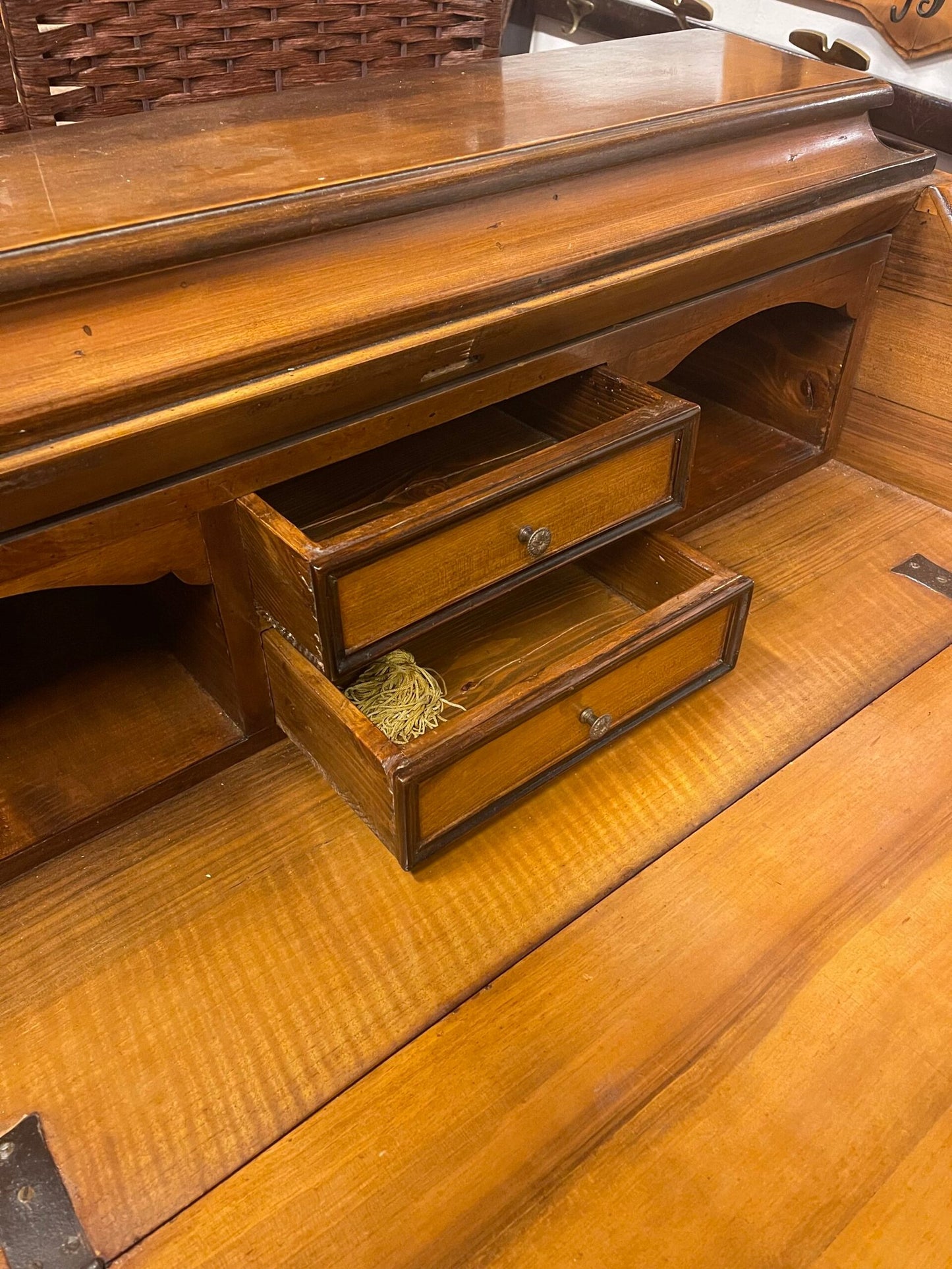 Antico scrittoio a ribalta in noce – Epoca ‘800