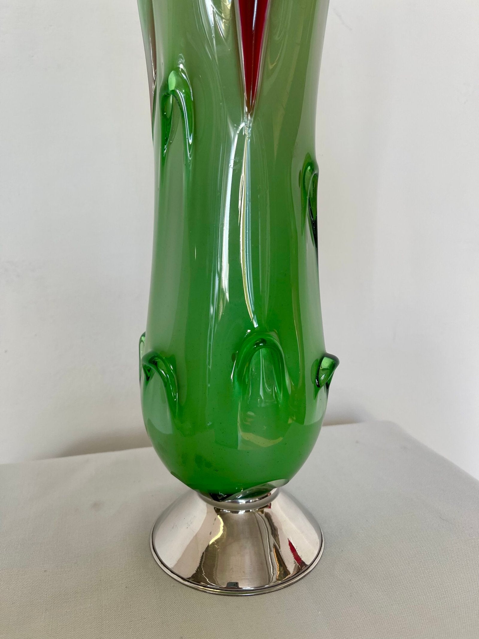 Vaso scultura in vetro artistico verde e rosso con base metallica