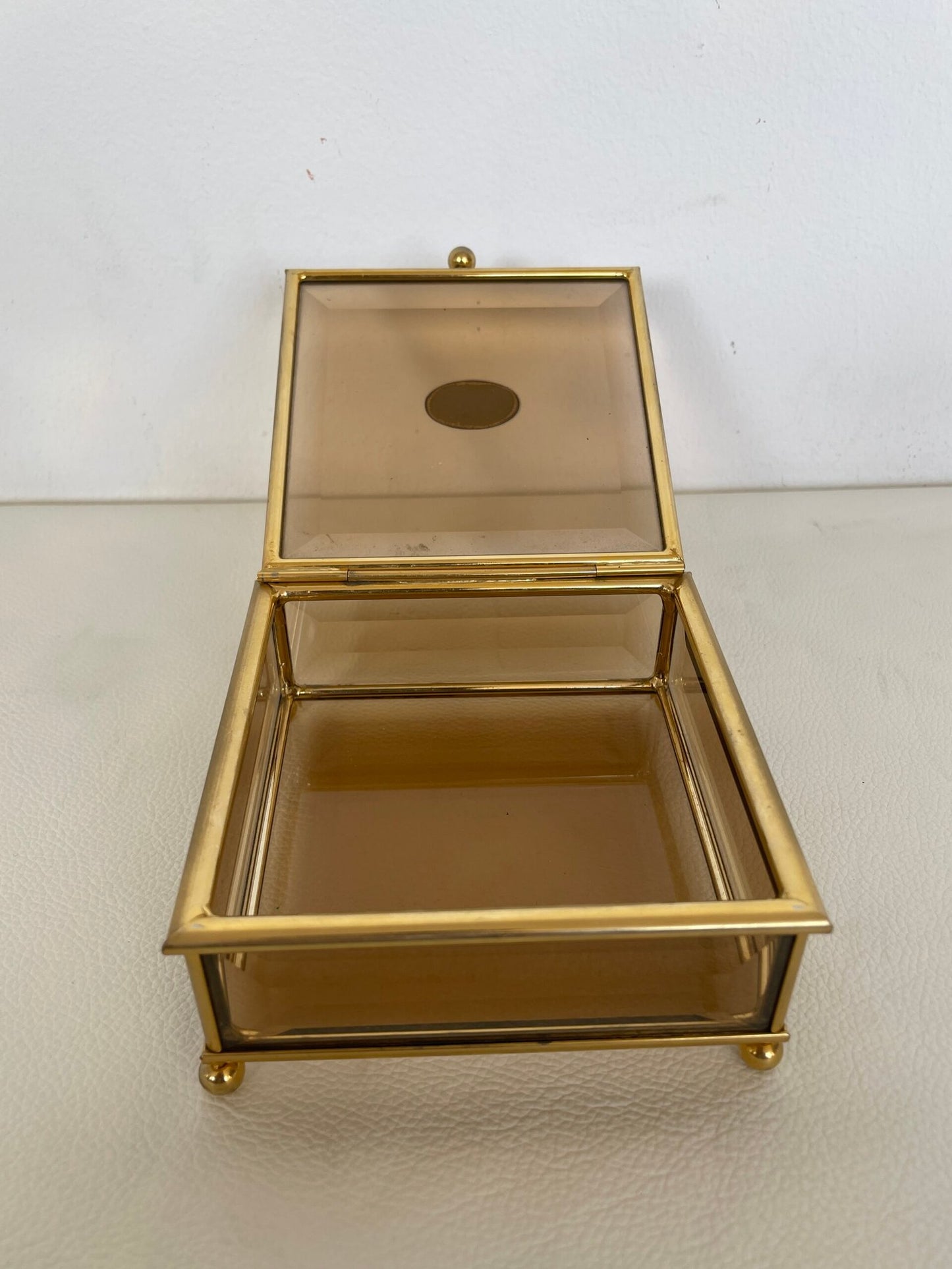 Raffinata scatola in ottone dorato con un delicato vetro fumé