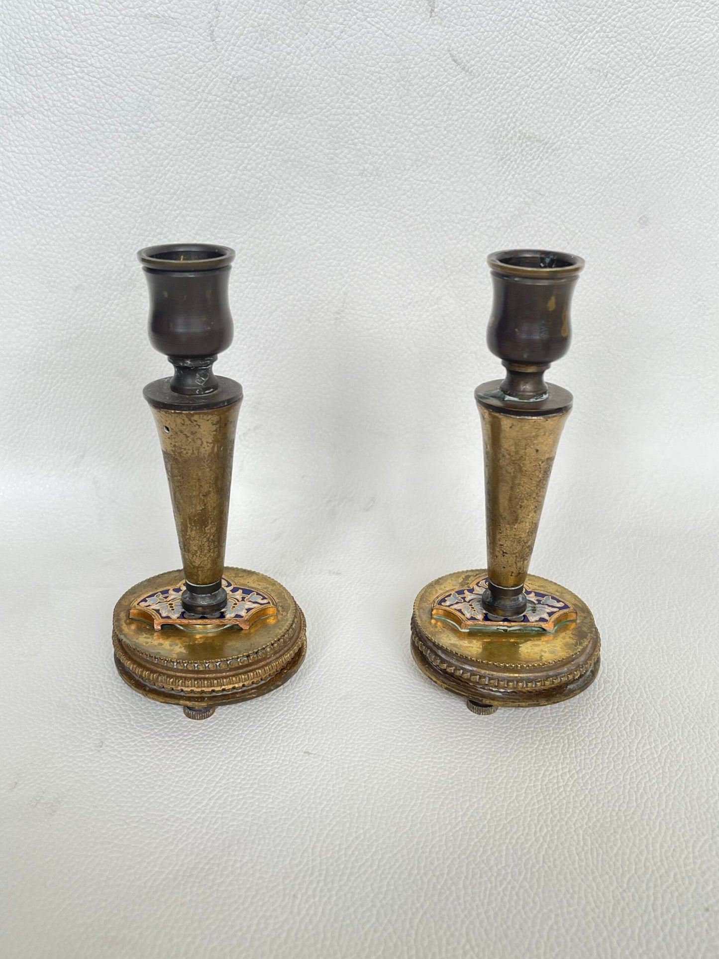 Coppia di Candelabri d'Epoca in Bronzo con Smalti Cloisonné