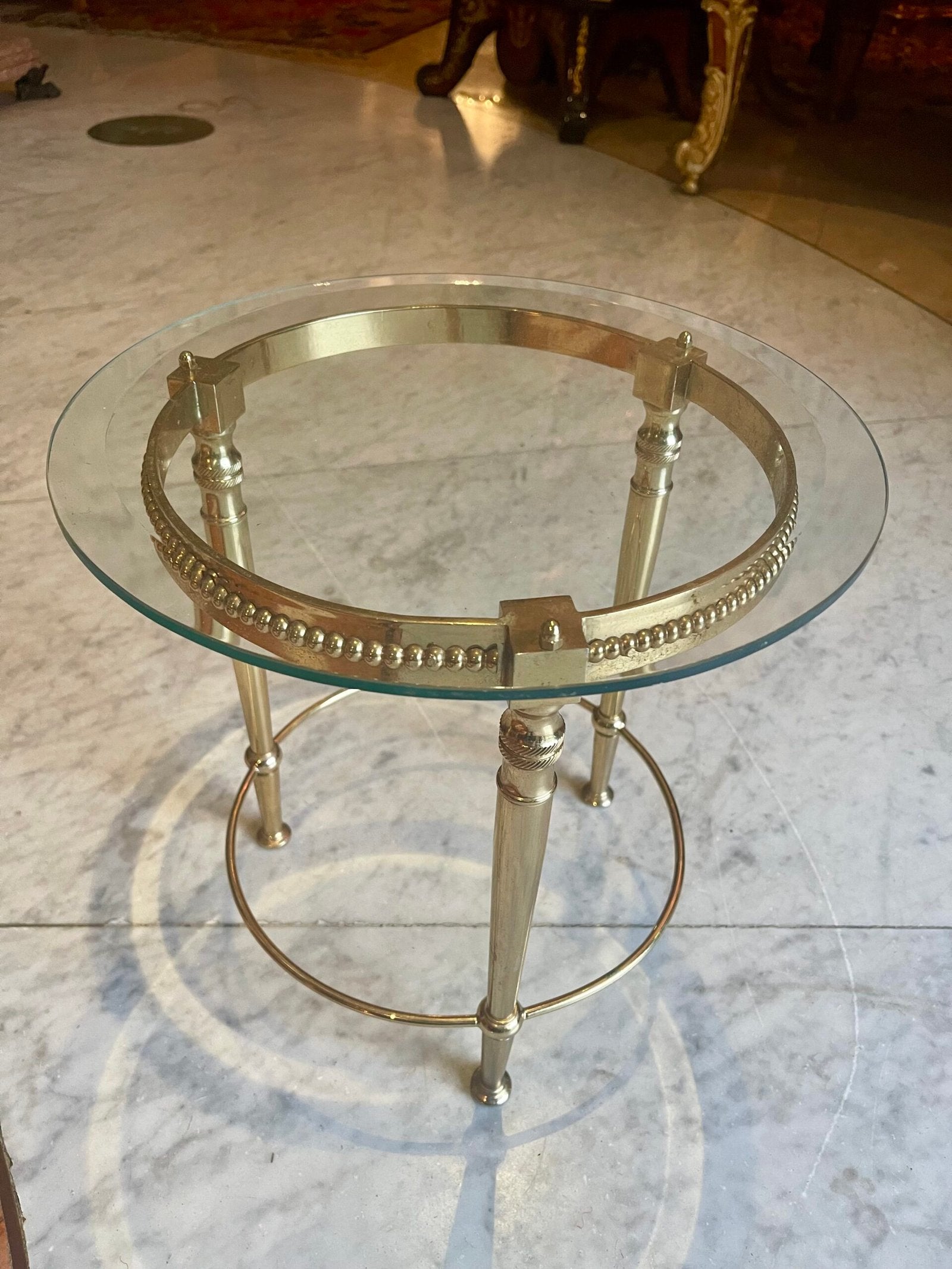 Tavolino rotondo in stile neoclassico