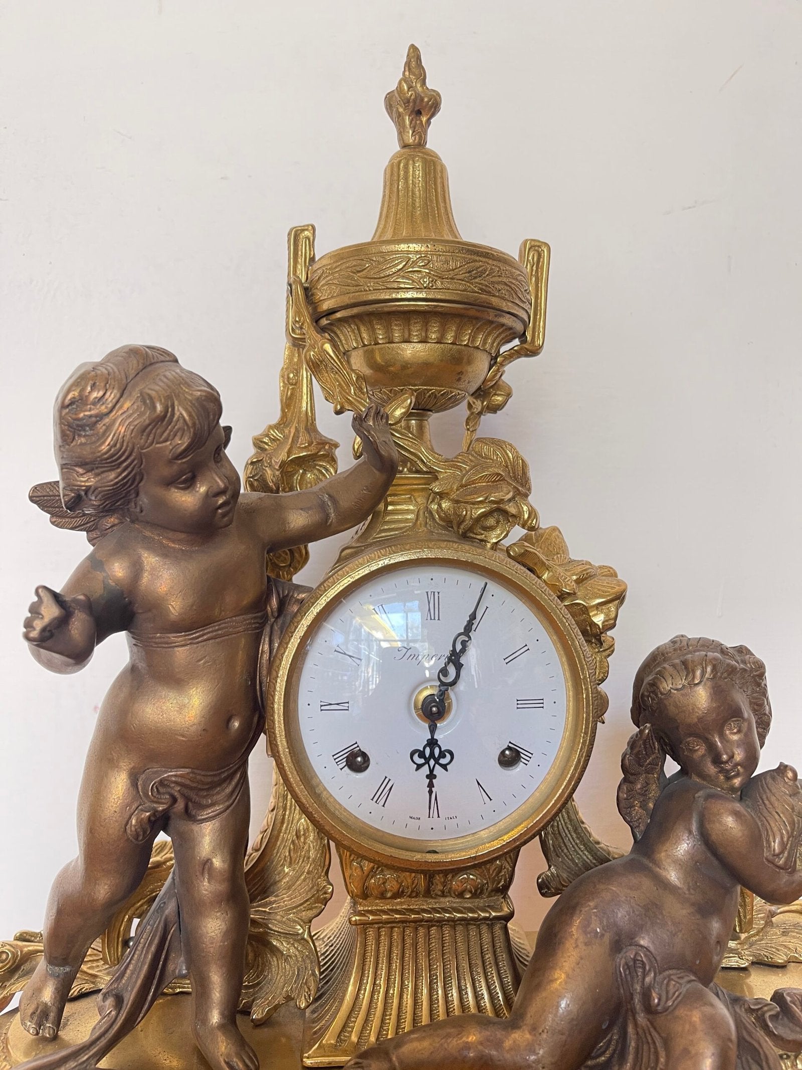 "Elegante orologio da Camino in Bronzo Dorato con Cherubini - Franz Hermle"