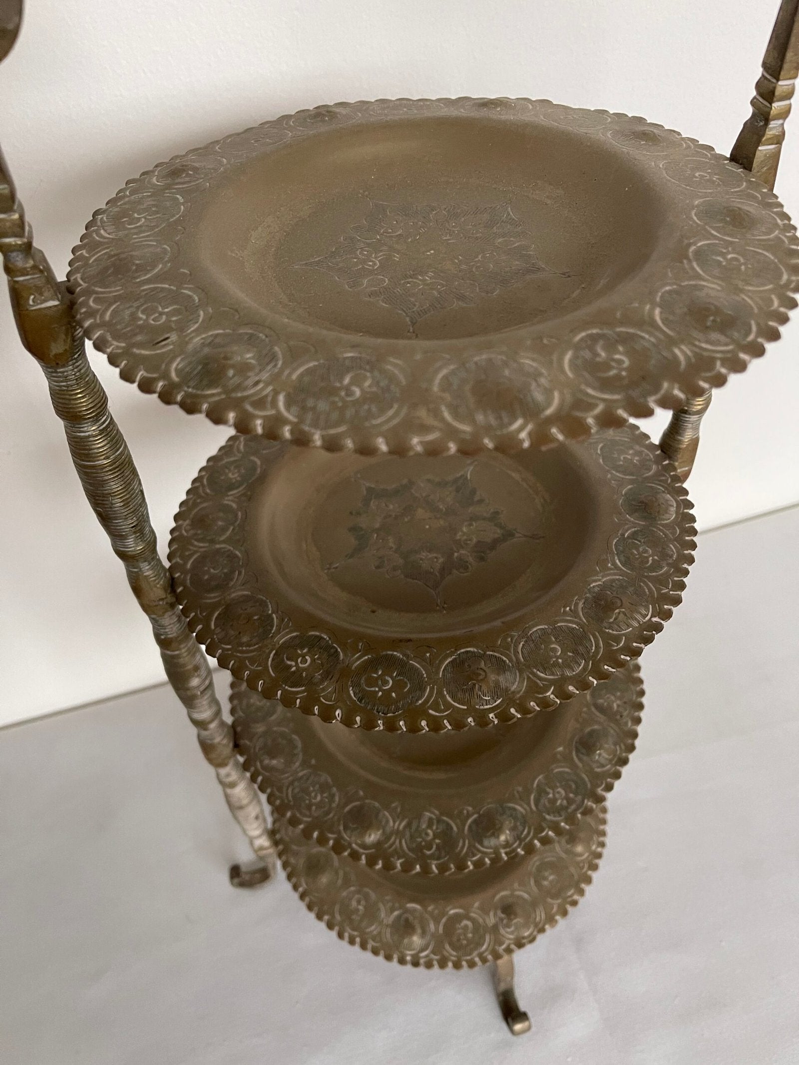 Alzata a 4 Piani in Ottone Cesellato – Vintage / Antico – Porta Dolci o Frutta