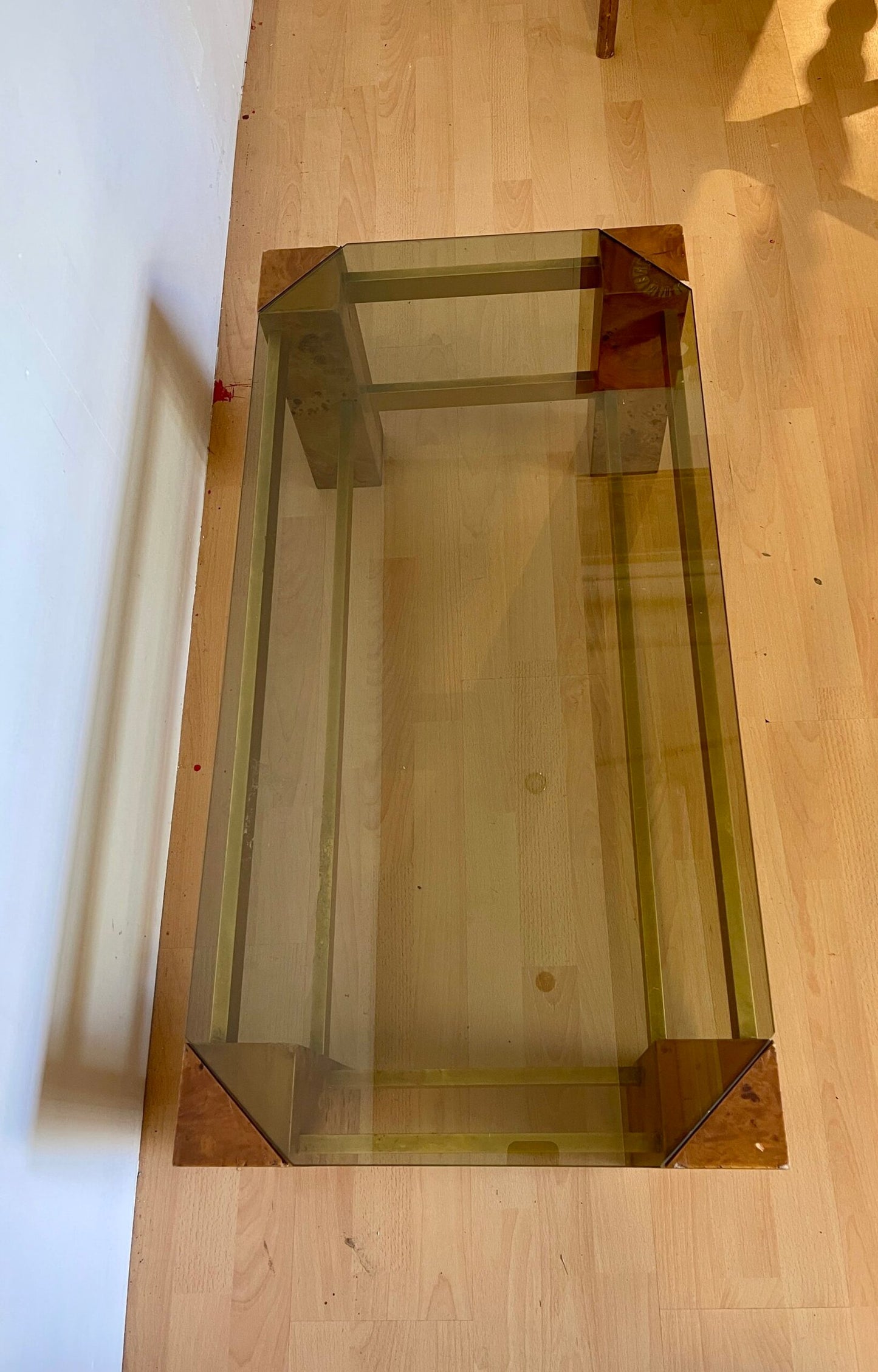 Tavolino Modernista con Struttura in Legno di Radica, Ottone e Piano in Vetro Fumé