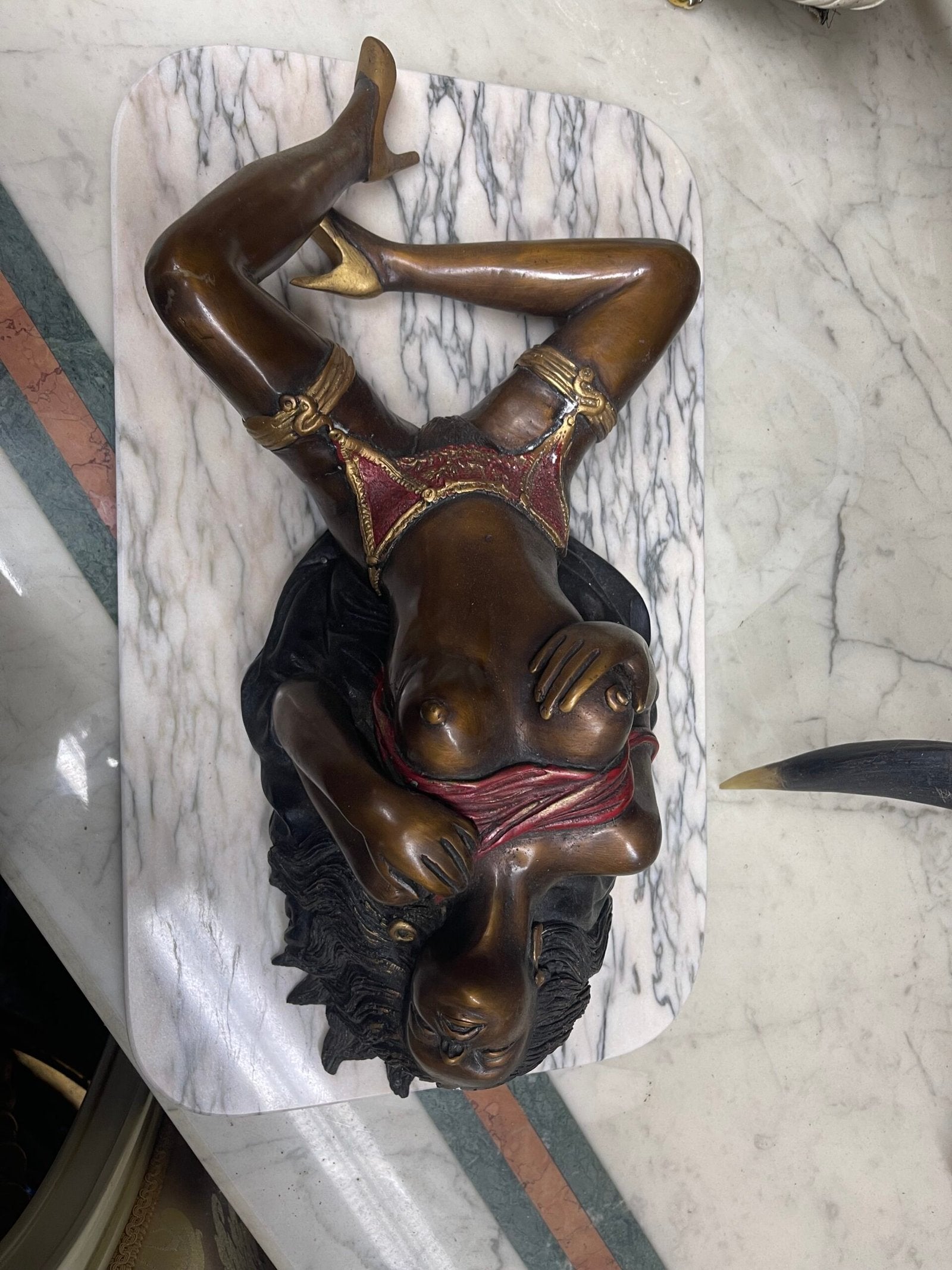 Scultura erotica in bronzo su base in marmo