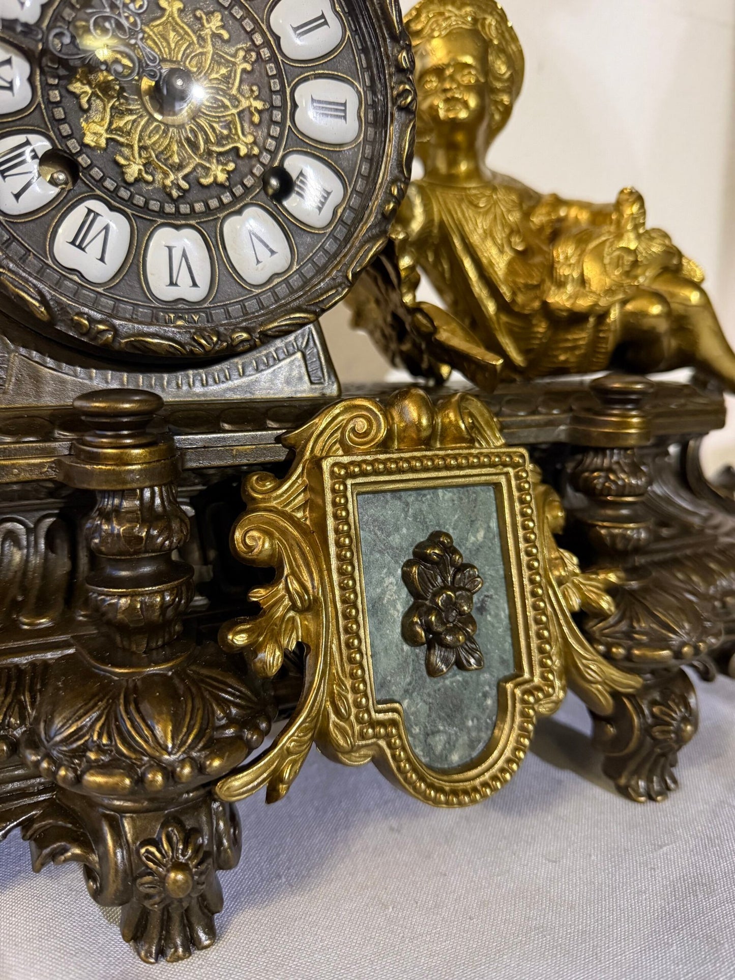 orologio da tavolo in Bronzo Dorato con Putto e Dettagli Classici