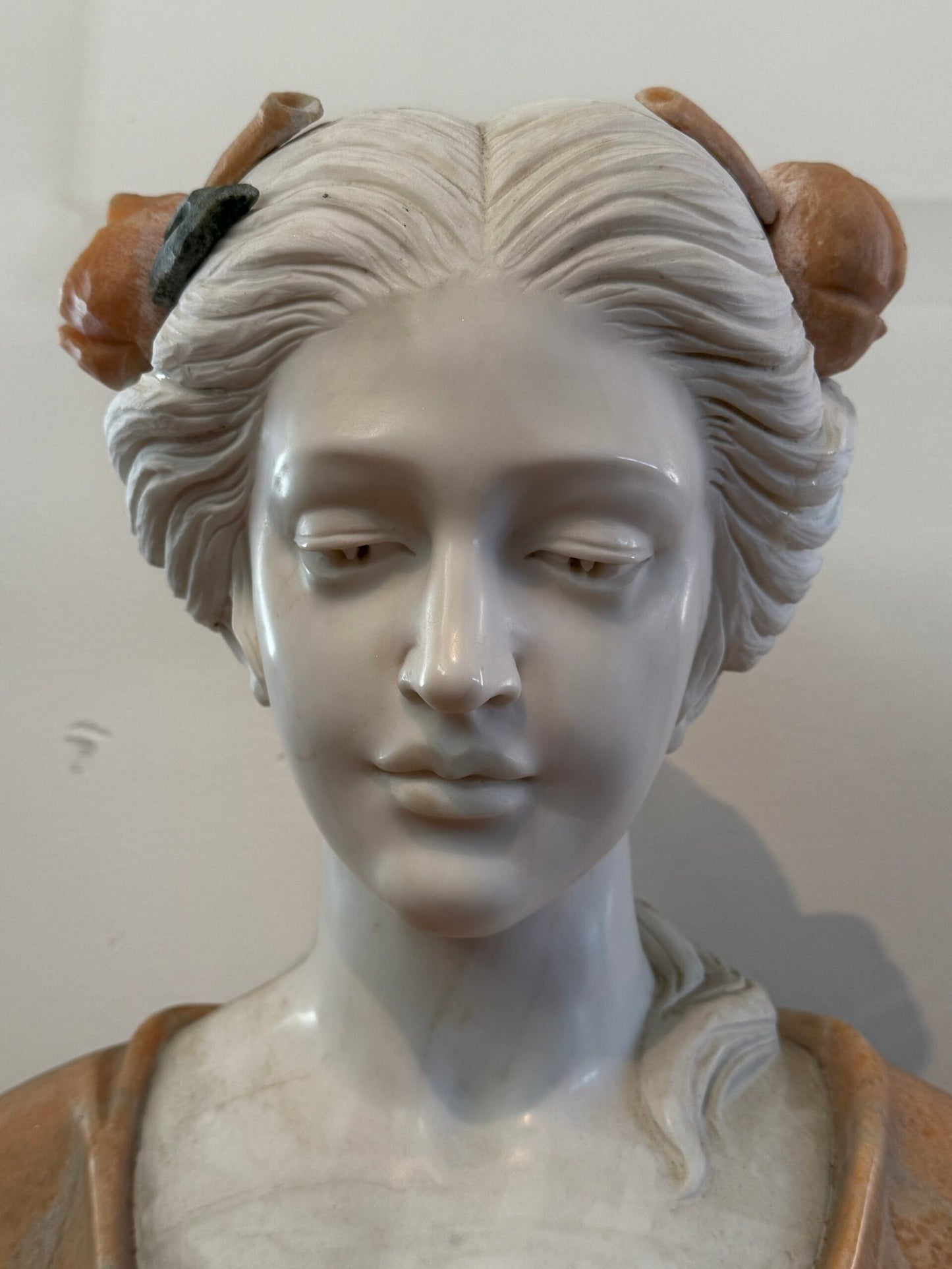 Busto Policromo in Marmo – Giovane Donna in Abito Classico
