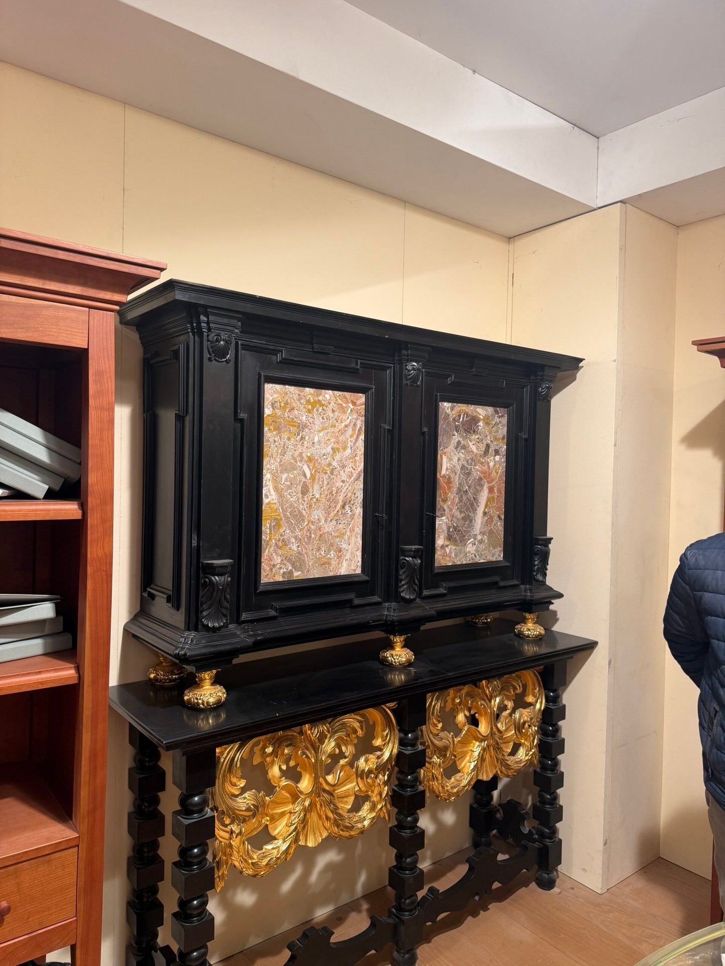 Imponente Mobile Antico in Legno Nero con Inserti in Marmo e Dorature – Stile Barocco