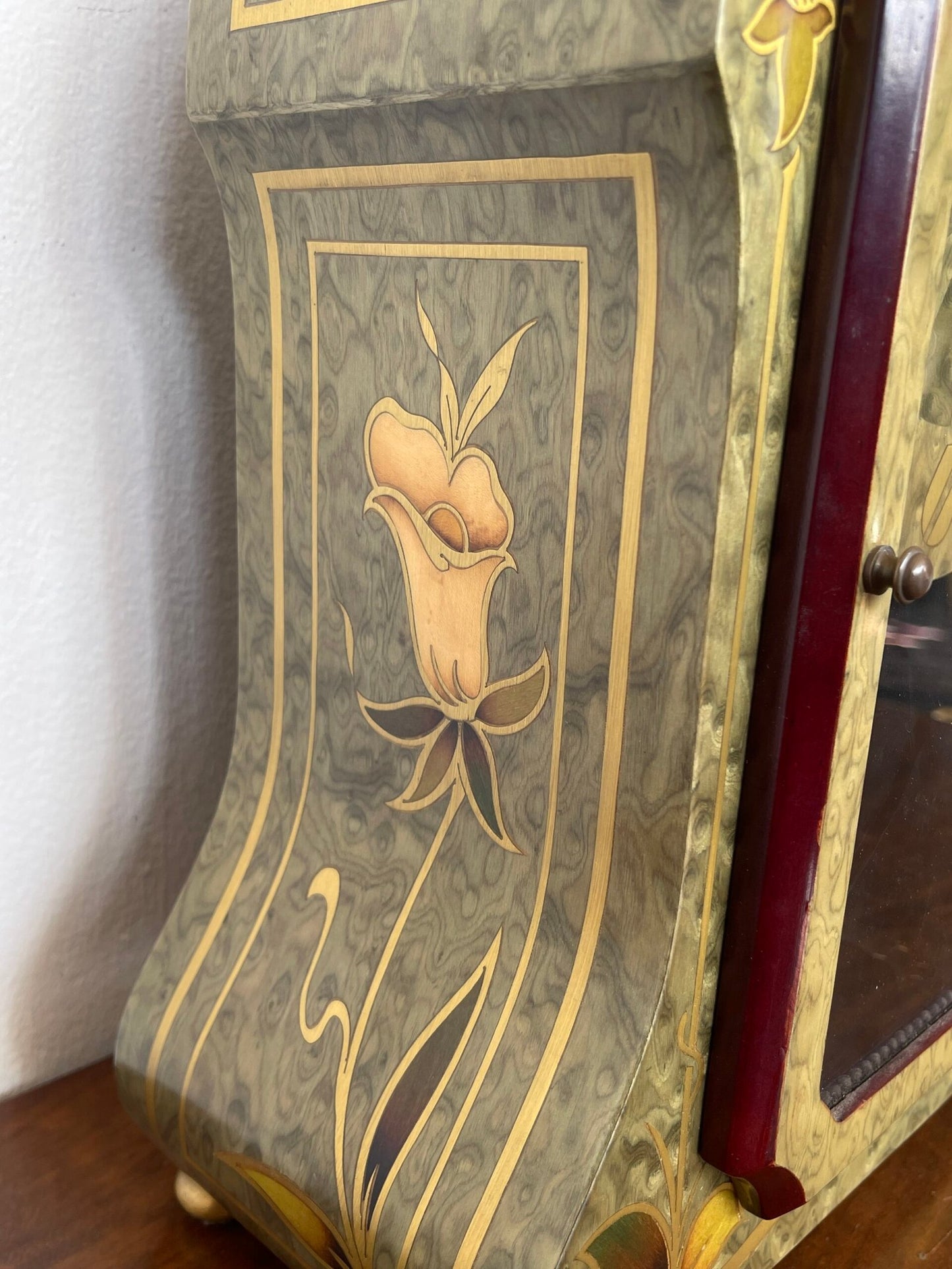 Elegante orologio a pendolo in stile antico è un pezzo unico che unisce l'estetica e la funzionalità.