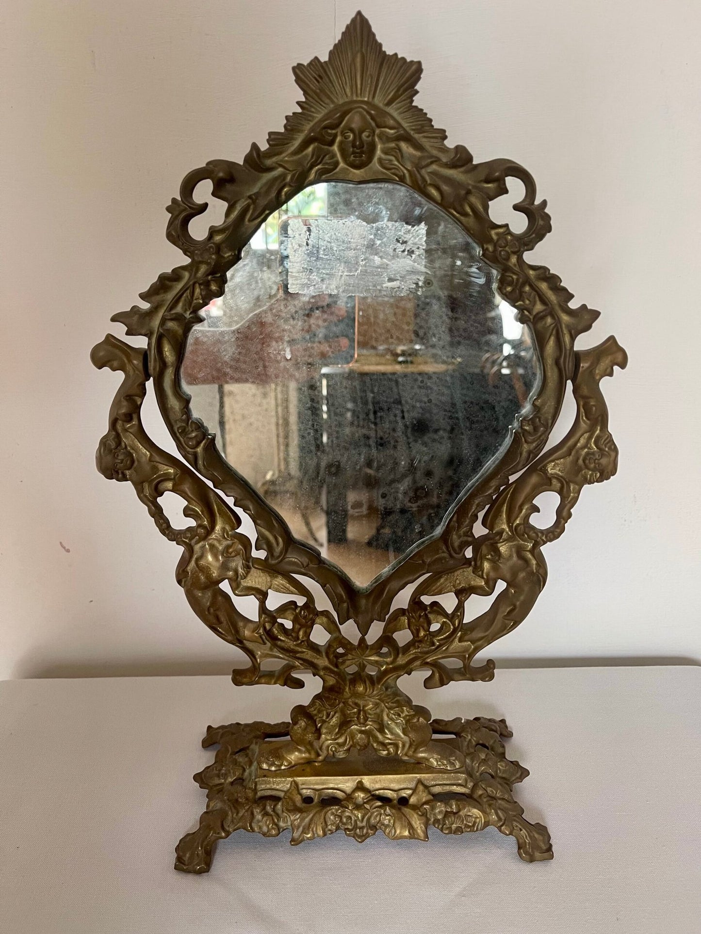 Specchio da tavolo con cornice in bronzo decorata